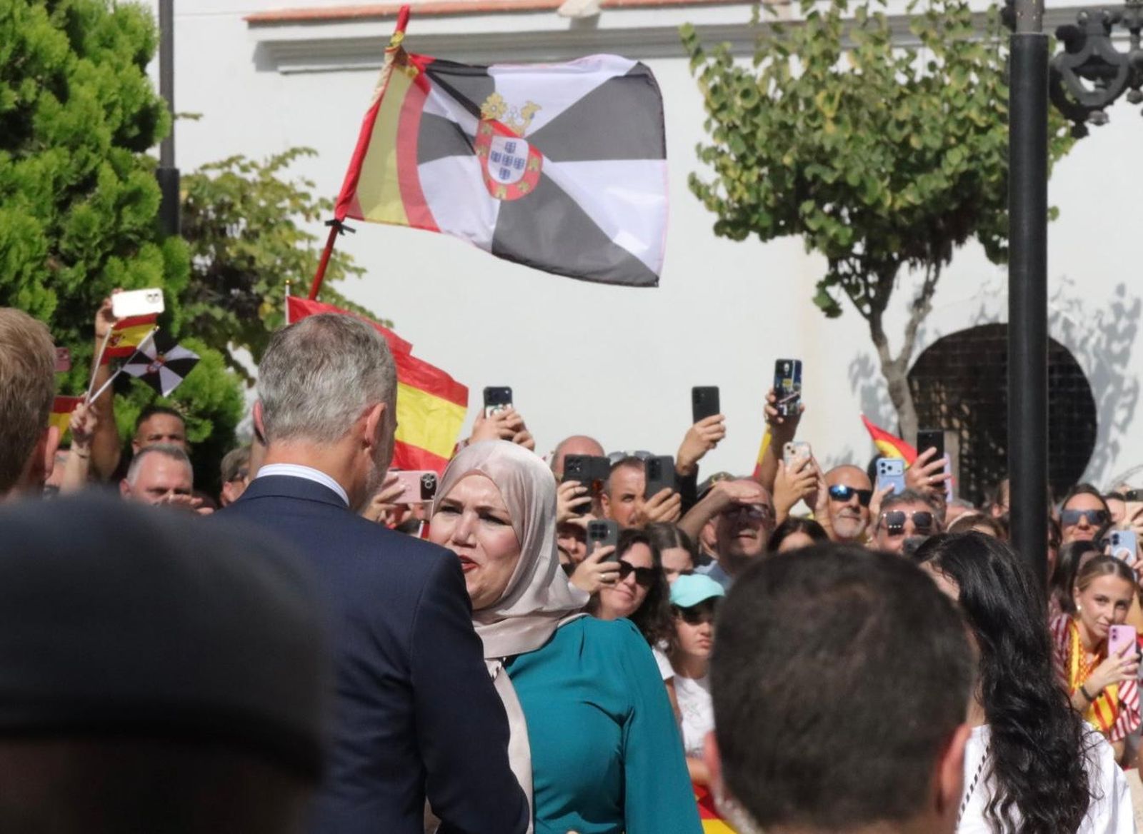 Los Reyes muestran su cercanía a los ceutíes nada más llegar a la ciudad