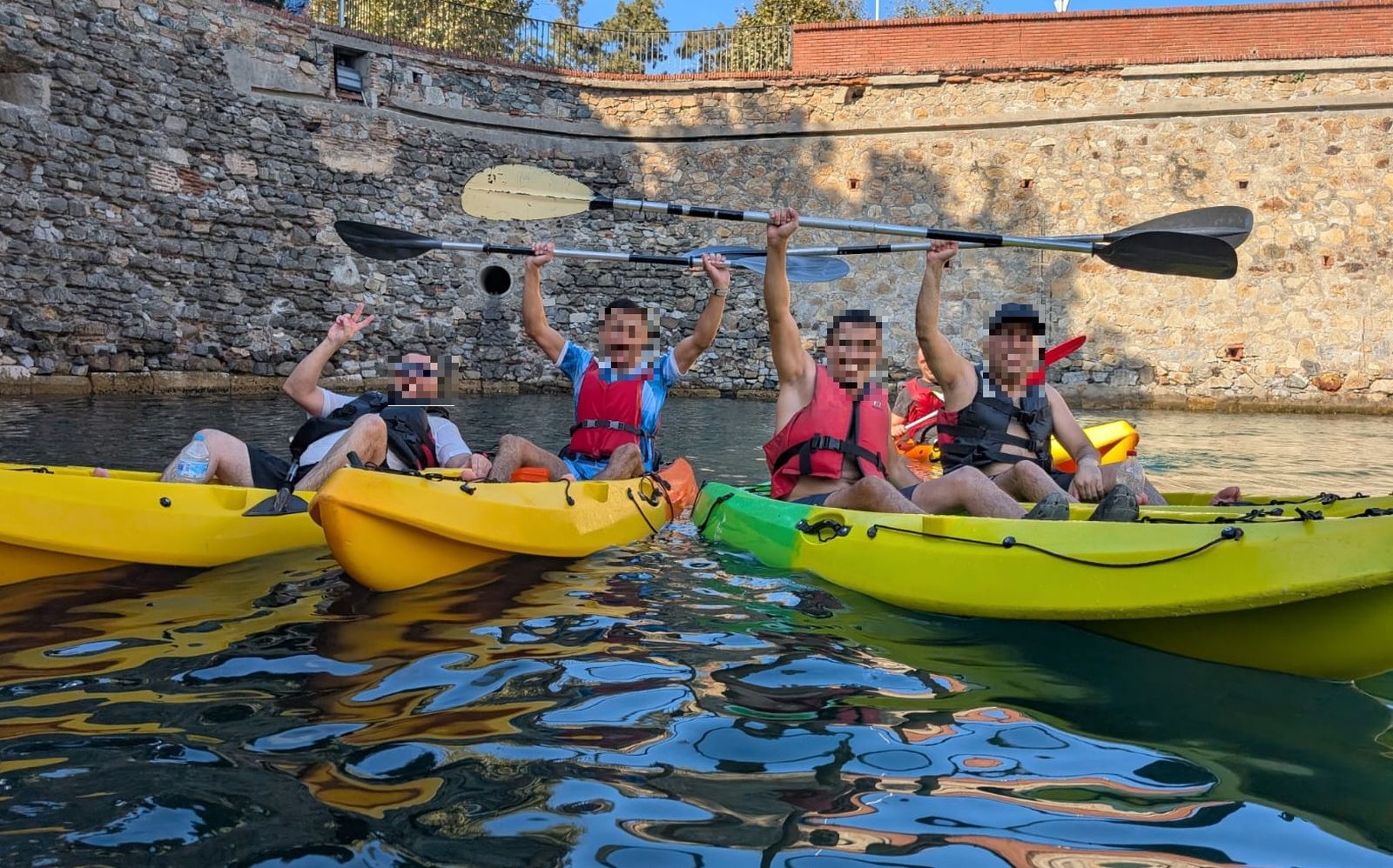 Entre otros, celebraron la actividad deportiva  “Ruta en Kayak”, con población en régimen ordinario y medio abierto donde han participado en el Programa “AquaEmociona