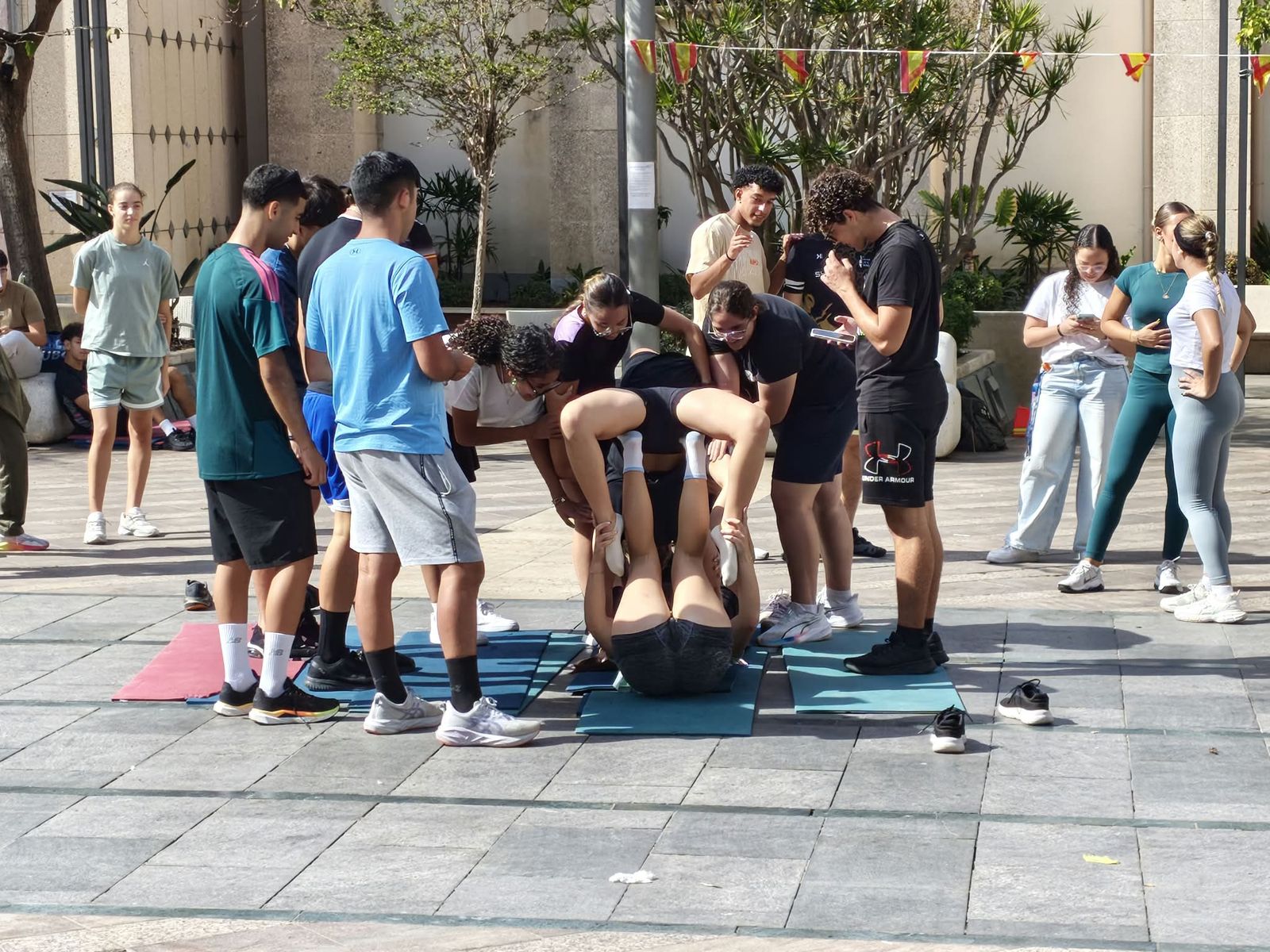 El alumnado de FP del Clara Campoamor, de huelga en Plaza de los Reyes contra las restricciones para las actividades al aire libre