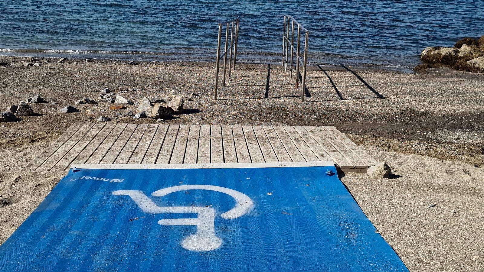 El mobiliario urbano ya ha sido instalado en todas las playas de Ceuta