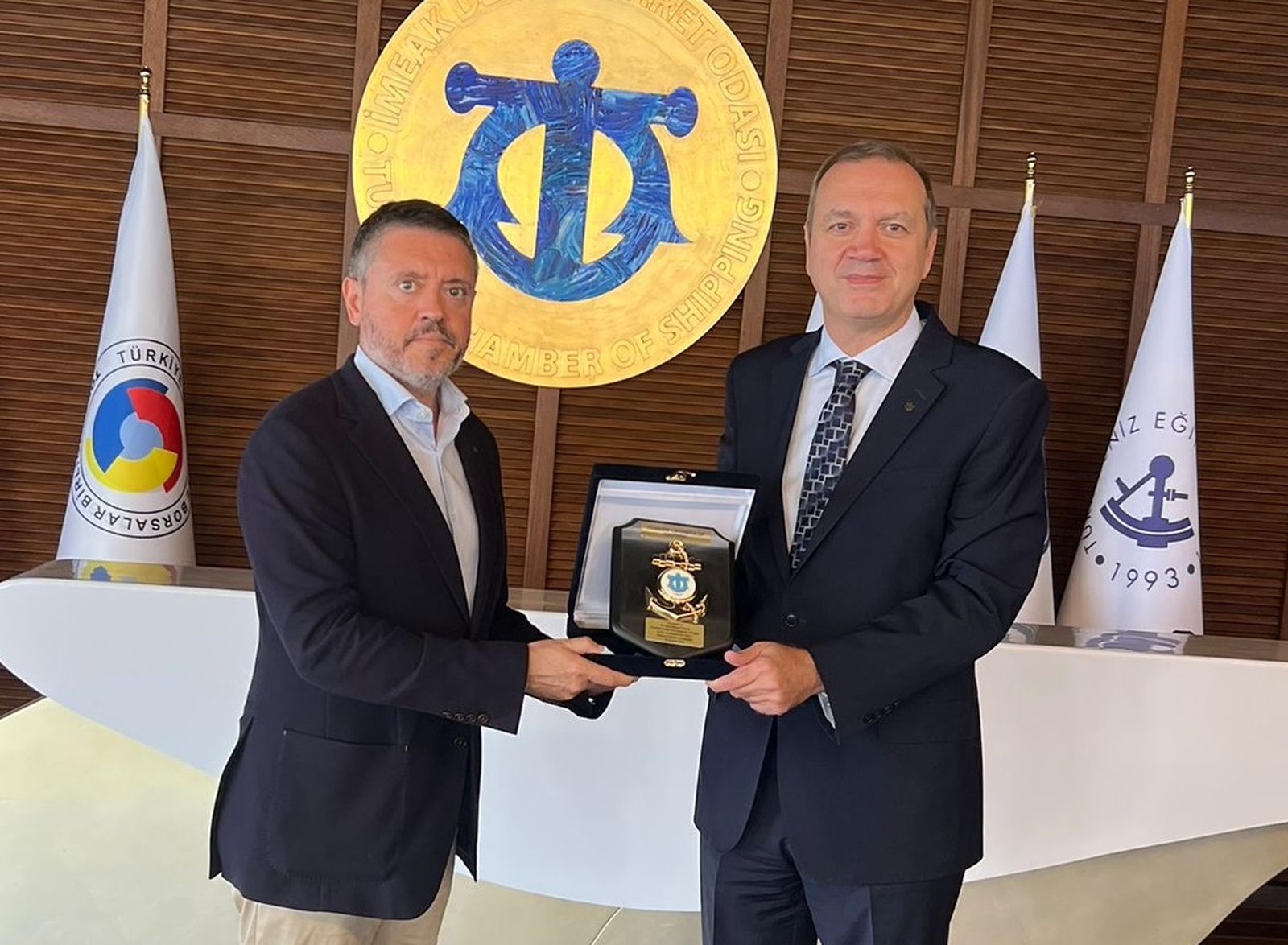 Doncel recibe una placa como reconocimiento por su apuesta por la internacionalización y por el establecimiento de puentes con otros puertos que comparten retos y oportunidades similares