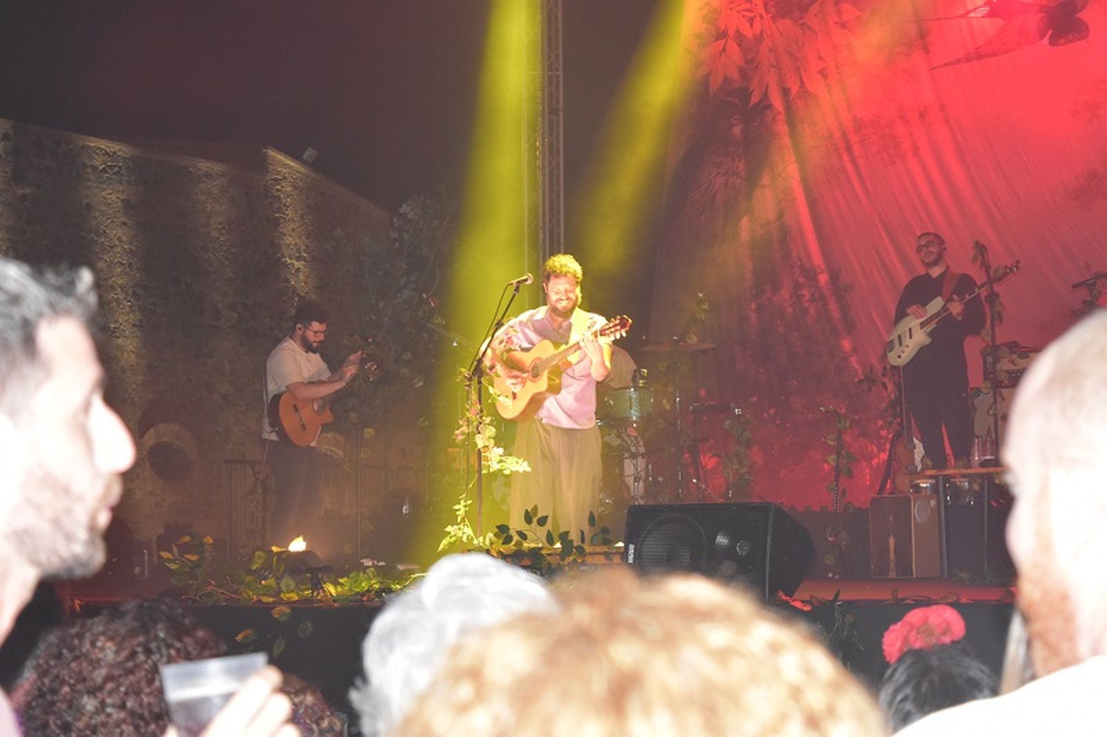 Joaquín, Francisco Javier y Pili, atentos a la actuación de El Kanka. / FOTO NICOL´S