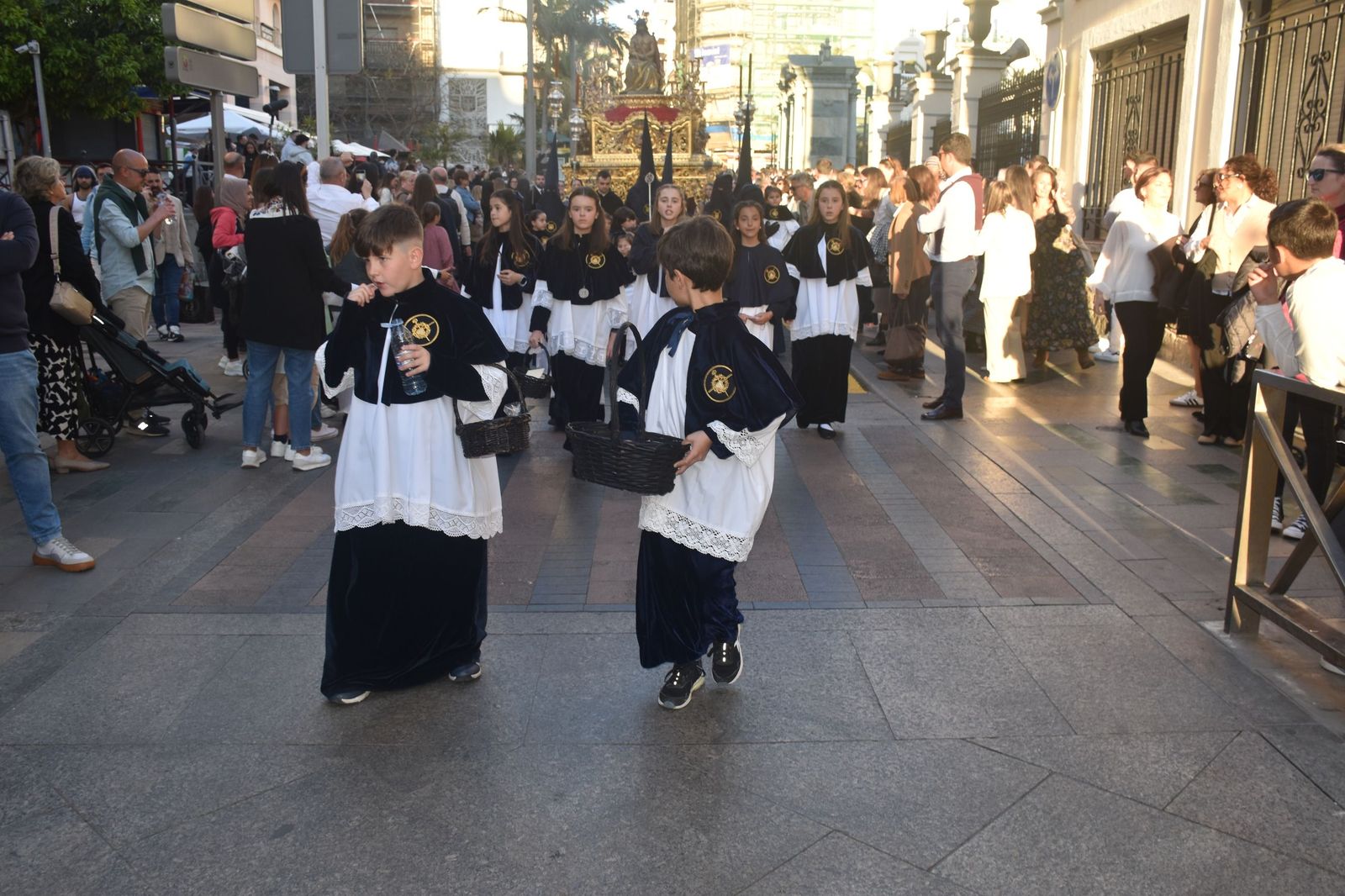 Aroma cofrade y estudiantil: Las Penas reina en el Jueves Santo
