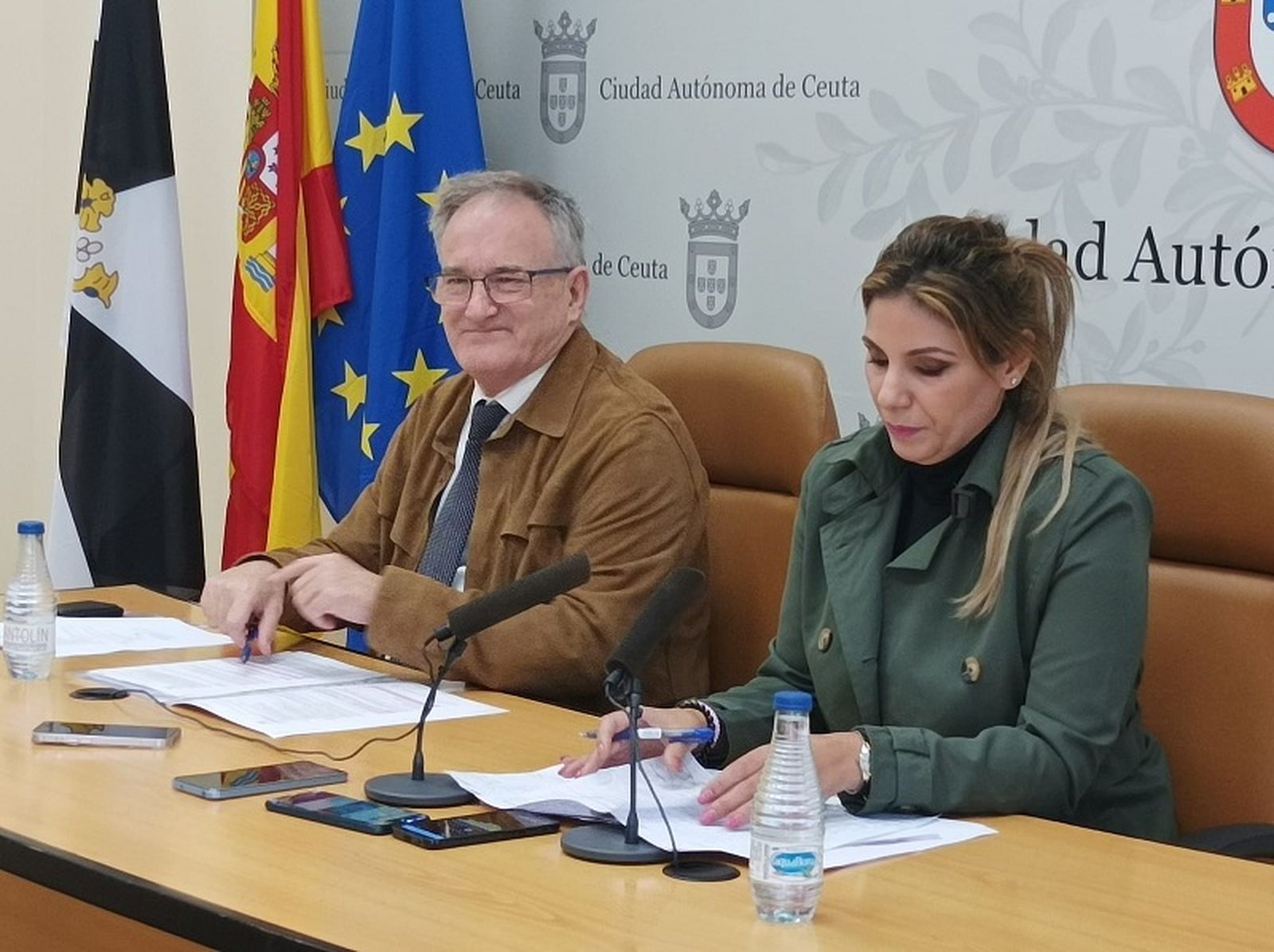 Jesús Lopera, director territorial de INGESA, y Nabila Benzina, consejera de Sanidad, comparecieron ayer para anunciarlo. / FOTO NICOL´S Jesús Lopera, director territorial de INGESA, y Nabila Benzina, consejera de Sanidad, comparecieron ayer para anunciarlo. / FOTO NICOL´S