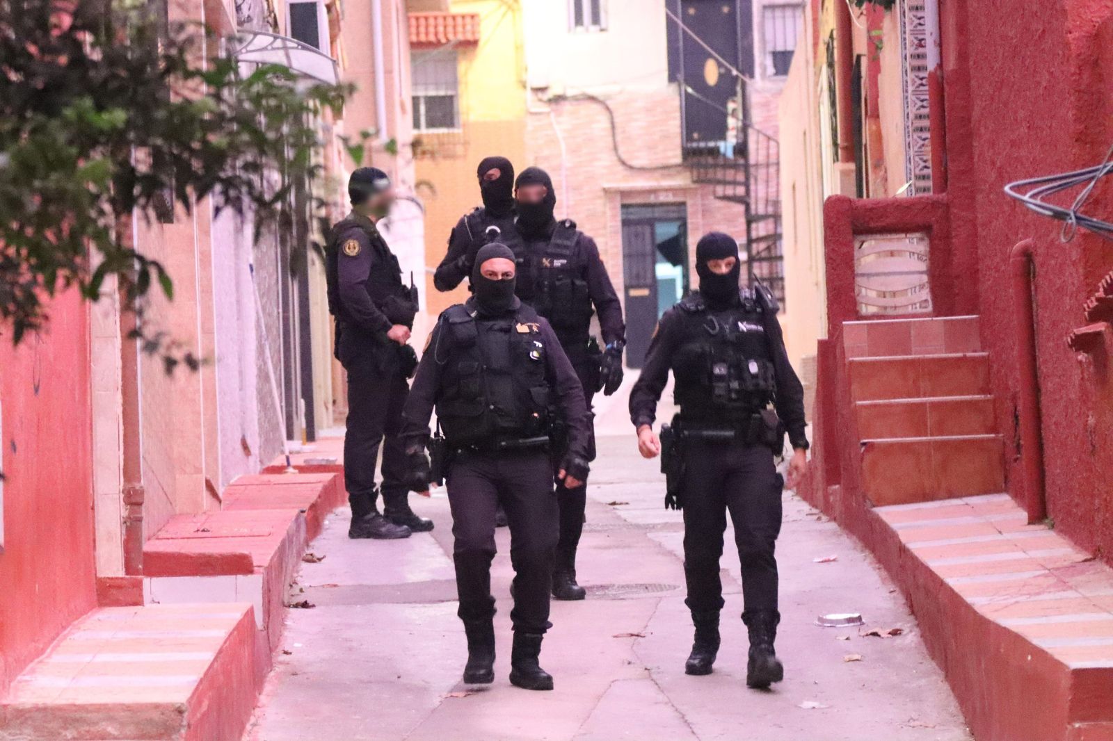 El dispositivo, que se ha iniciado alrededor de las seis de la mañana, está siendo desarrollado por agentes del Servicio Fiscal y de Fronteras de la Guardia Civil, con el apoyo de unidades de investigación y refuerzos desplazados desde la península El dispositivo, que se ha iniciado alrededor de las seis de la mañana, está siendo desarrollado por agentes del Servicio Fiscal y de Fronteras de la Guardia Civil, con el apoyo de unidades de investigación y refuerzos desplazados desde la península