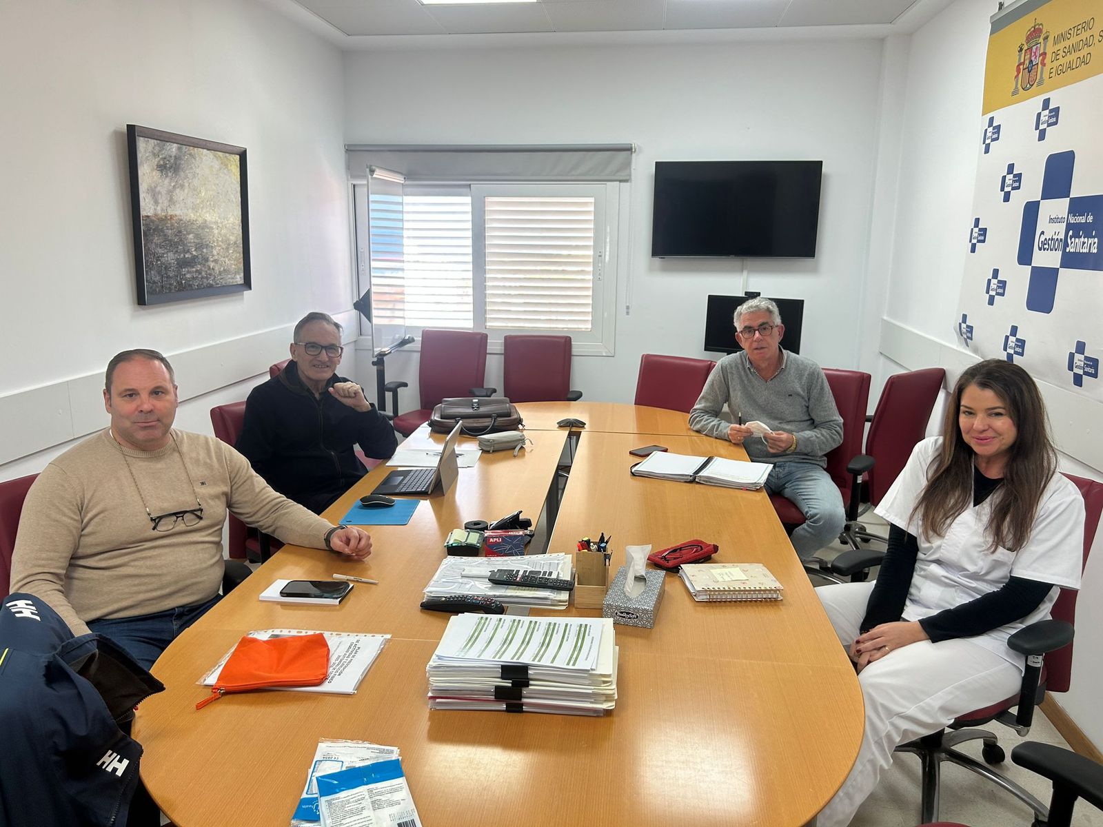 El director general de Deportes, Sergio Aguilera, en Otero junto al director del INGESA, Jesús Lopera, el director médico de Primaria, Juan Carlos Mata, y la jefa de Servicio de Fisioterapia, Auxi Casas