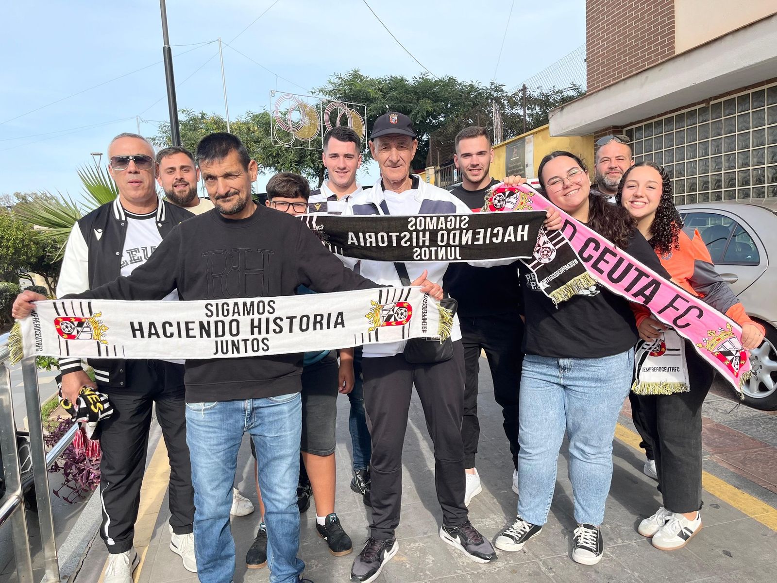 Gran 'ambientazo' en la previa del partido con las aficiones entregadas a sus respectivos equipos