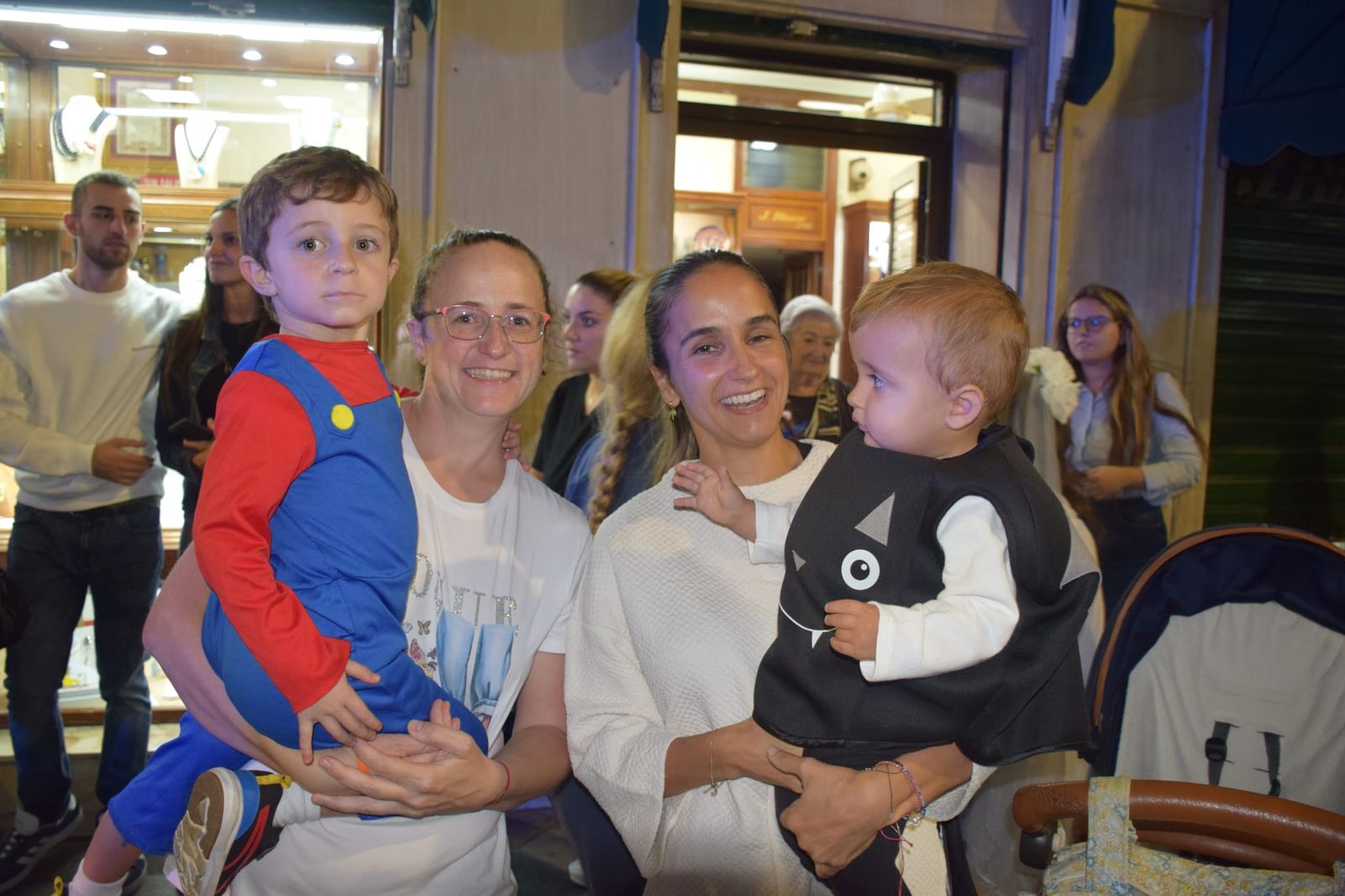 Ceuta se llena de huesos y risas en un Halloween de miedo Ceuta se llena de huesos y risas en un Halloween de risas