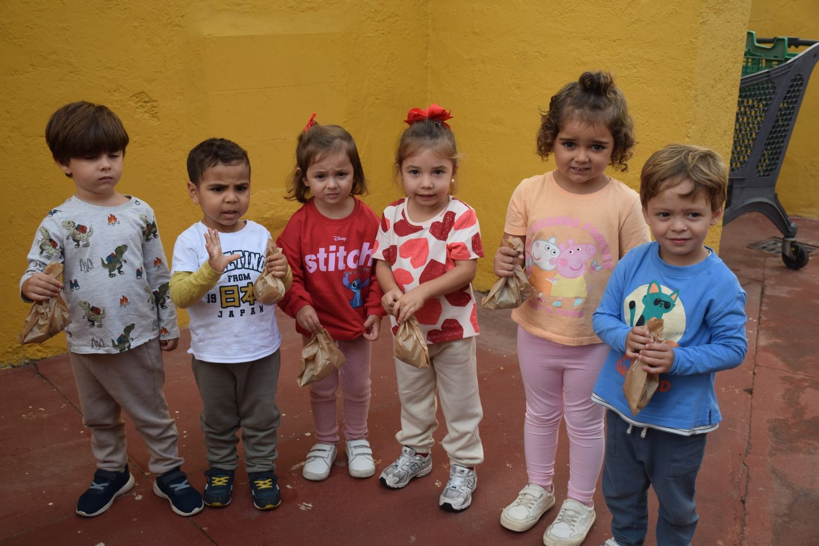 FOTGALERÍA | El Castañero visita el CEIP Ortega y Gasset y continúa su ruta por varios colegios de Ceuta