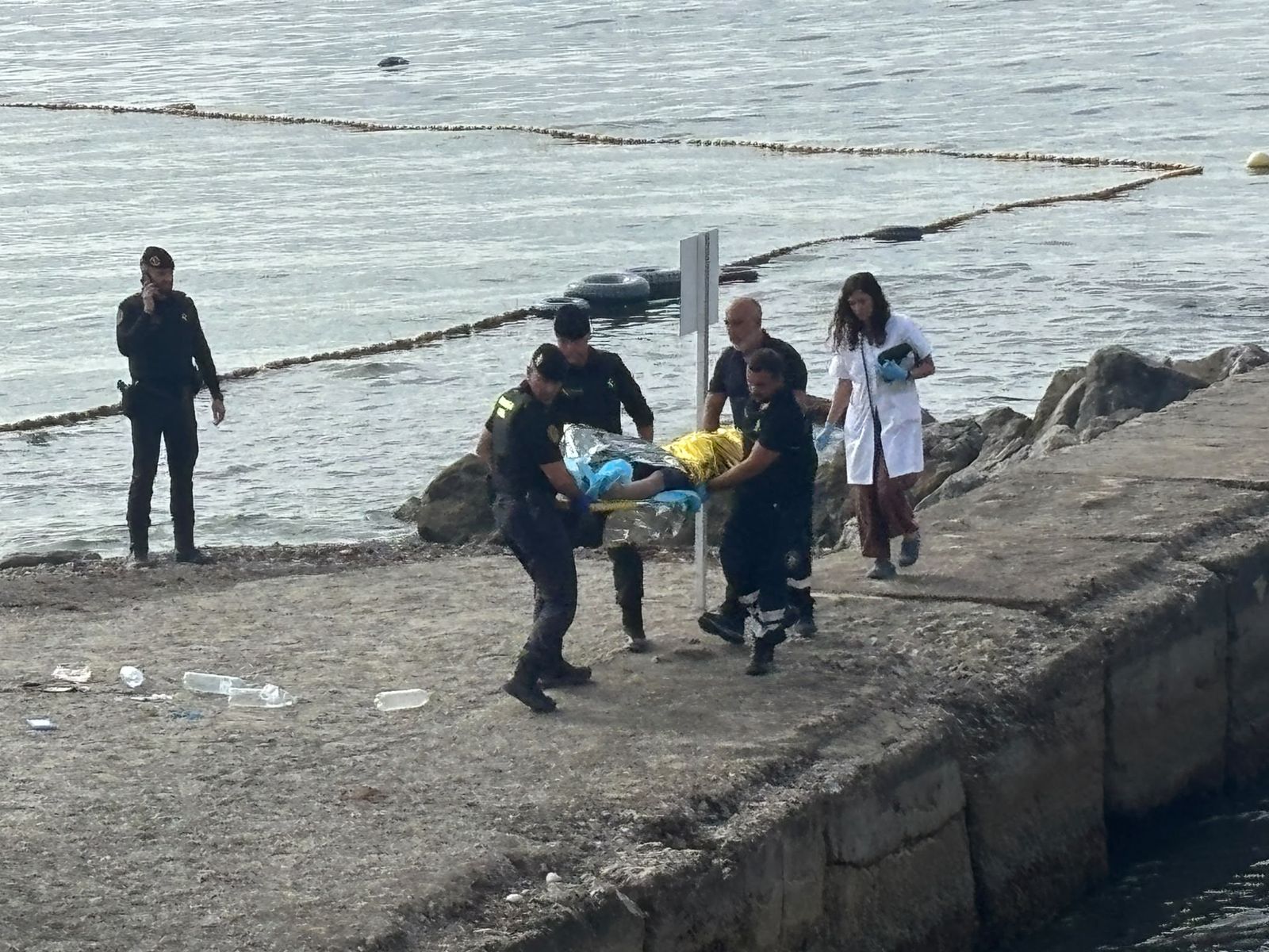 Siete migrantes muertos elevan a 38 las víctimas en Ceuta en 2026. En esta imagen los agentes logran rescatar con vida, aunque en un grave estado de hipotermia, a un marroquí que llegó hasta la zona de Juan XXIII