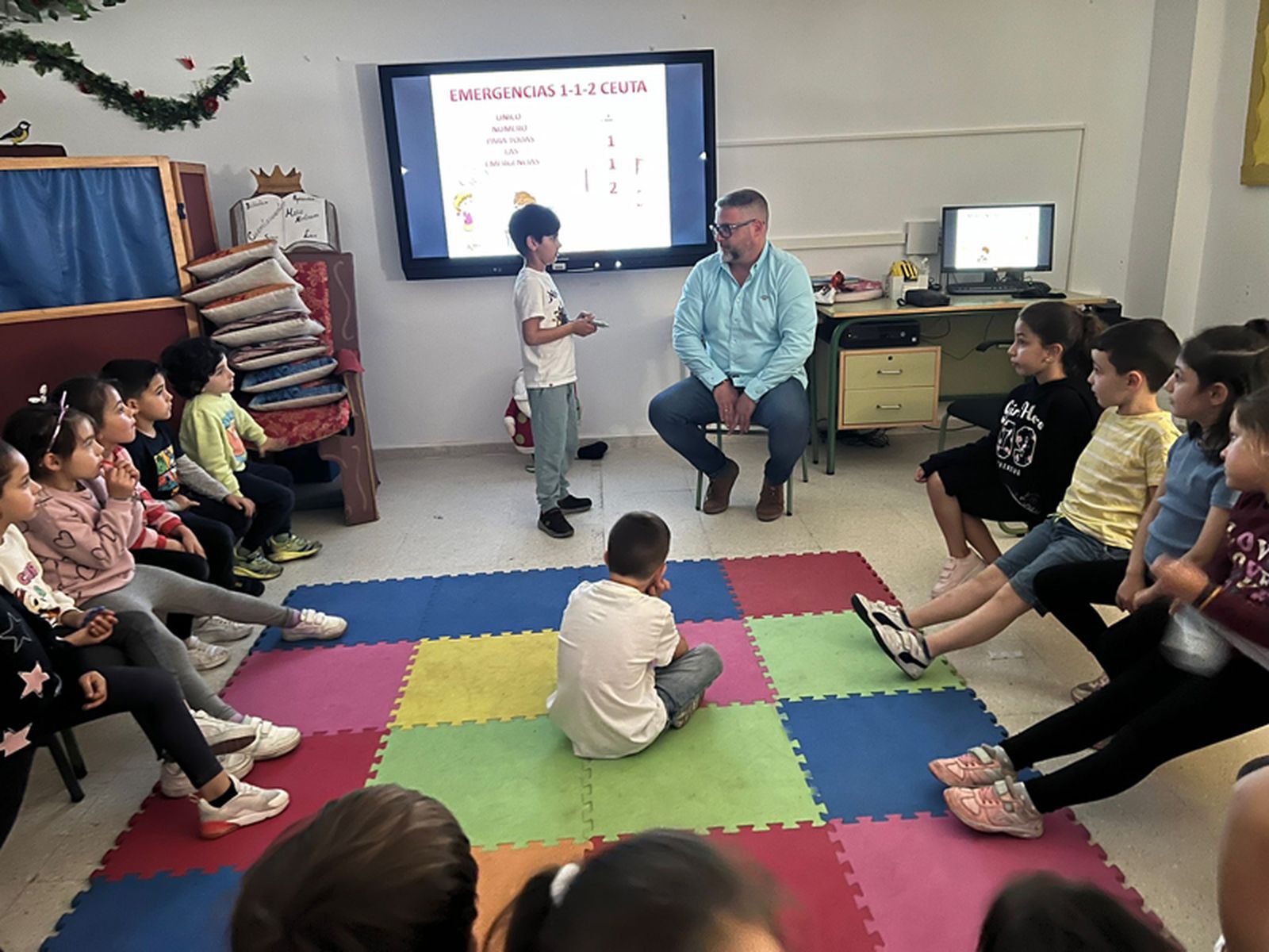 El formador, Óscar Muñiz, ofreciendo el taller sobre cómo usar el 112 en uno de los centros educativos de Ceuta. / FOTO CEDIDA
