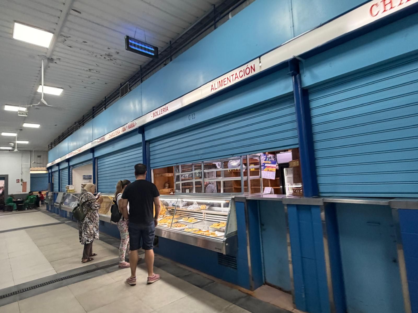 Muchos puestos del Mercado Central aguantan abiertos “hasta lo que se pueda”