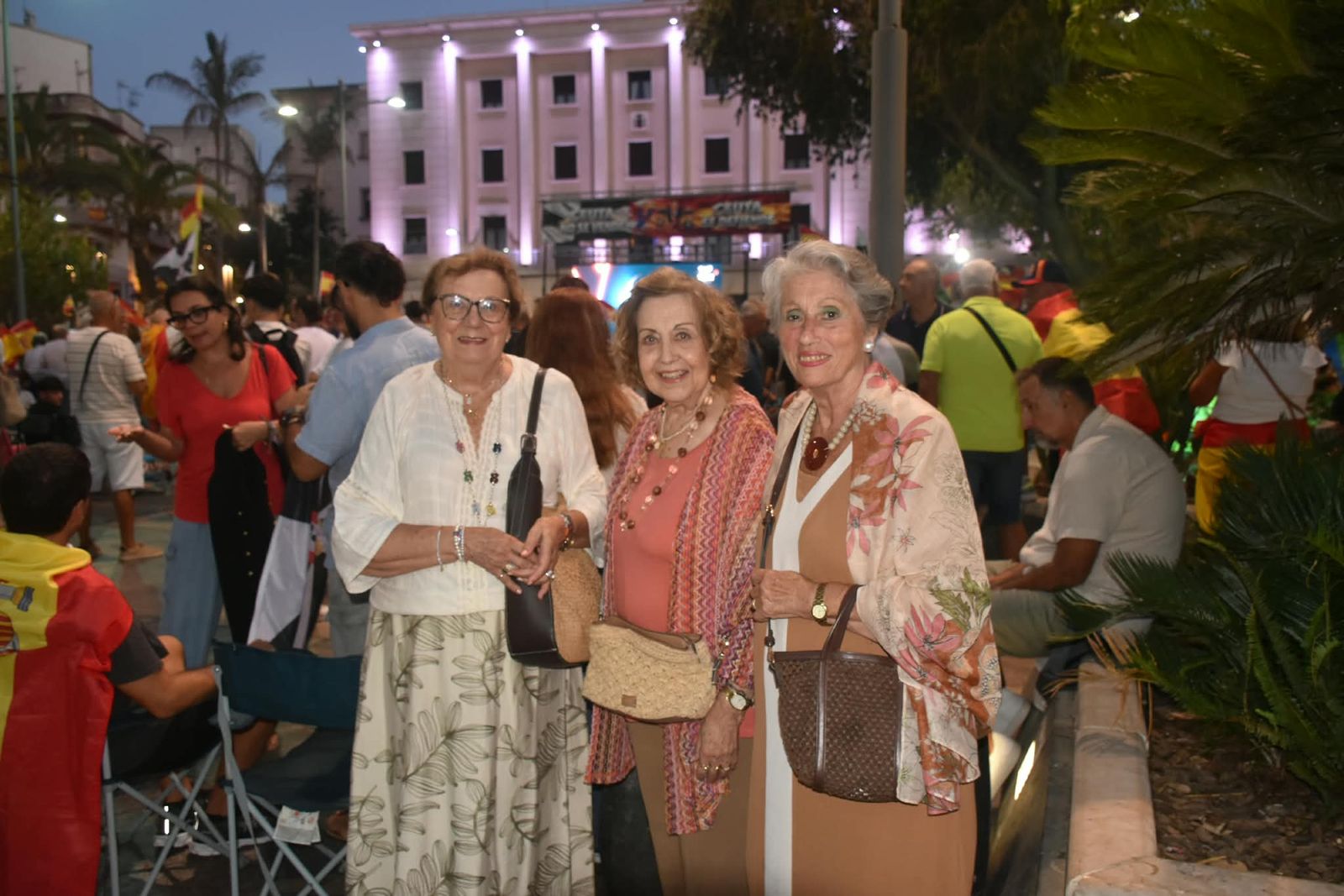 La Plaza de los Reyes se convierte en un gran salón para arropar a Vivas