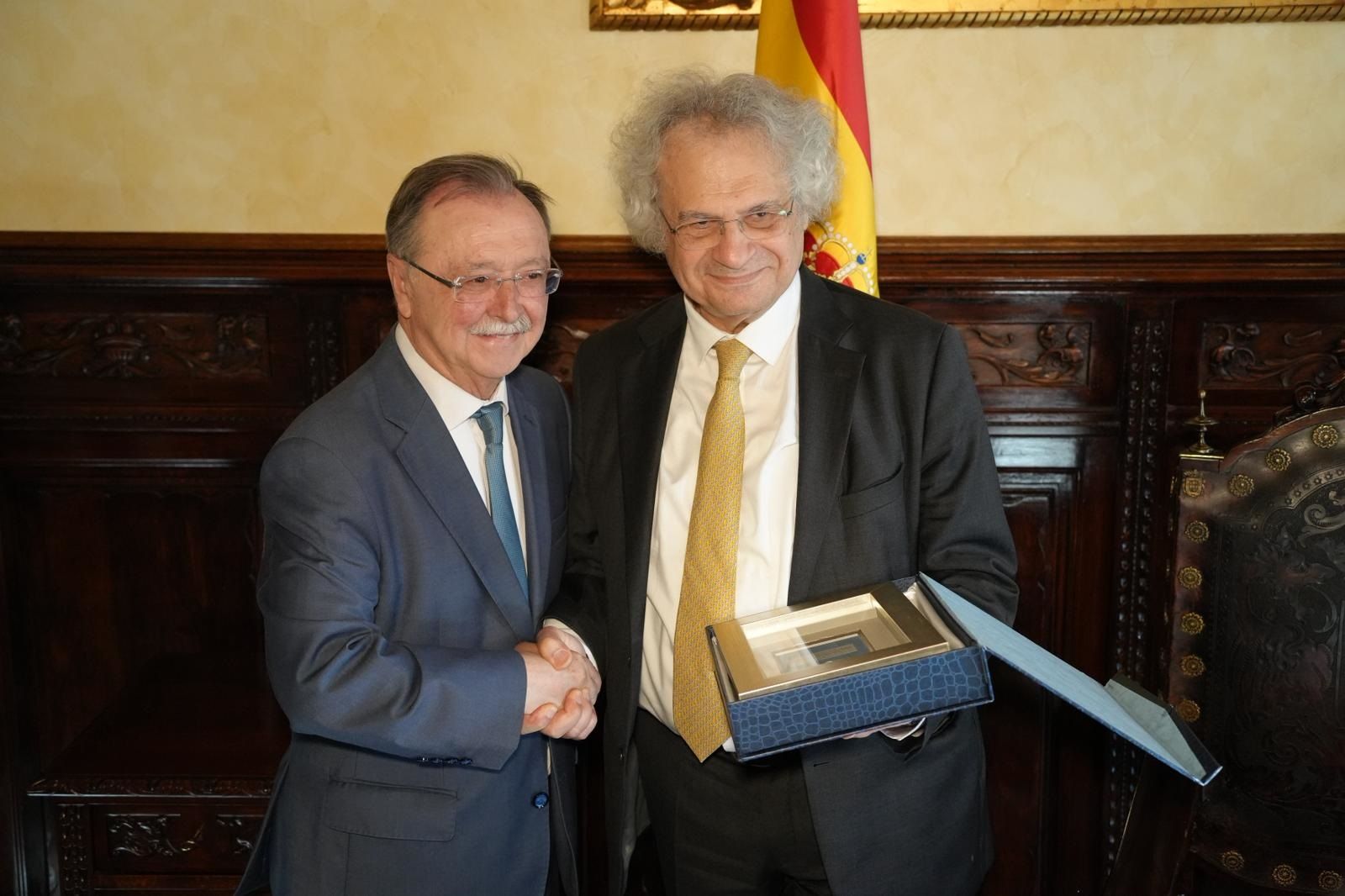 Maalouf, junto al presidente de la Ciudad, Juan Vivas