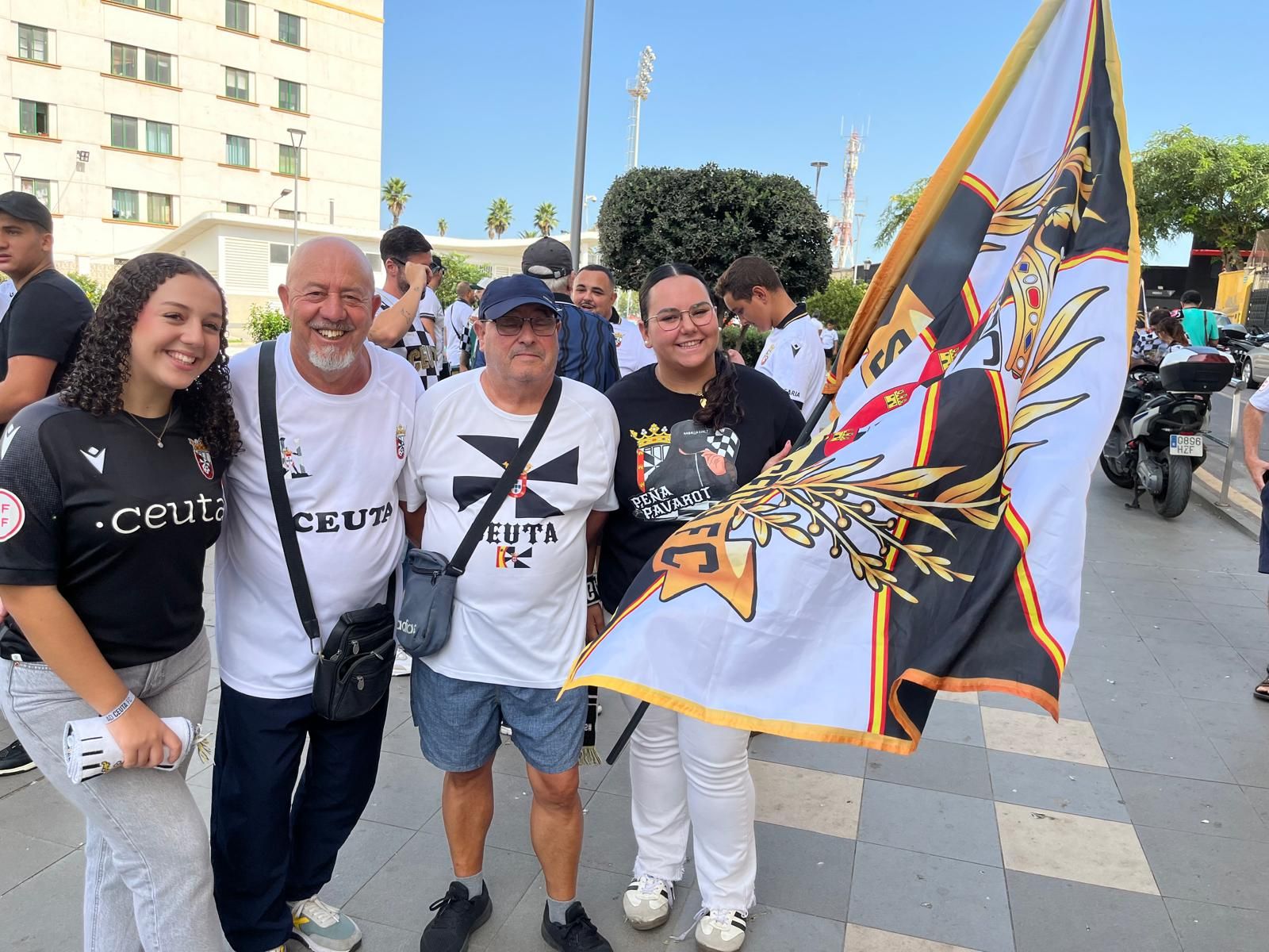 Buen ambiente en los alrededores del estadio 'Alfonso Murube' antes del partido