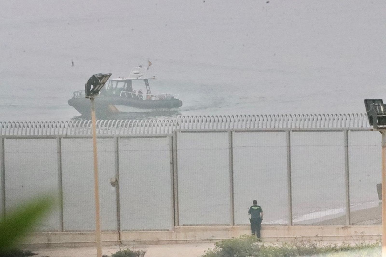 La Guardia Civil desplegada en la costa para evitar entradas de migrantes en Ceuta. FOTO REDUAN