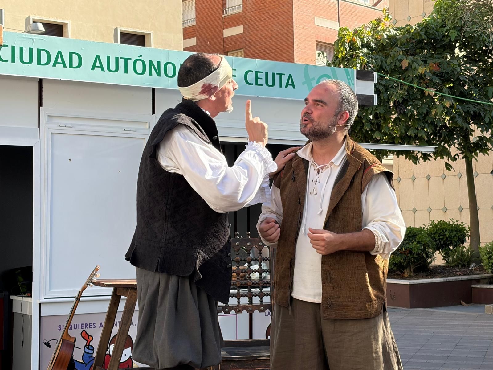 Niños y mayores aprenden y disfrutan de la penúltima jornada de Feria del Libro