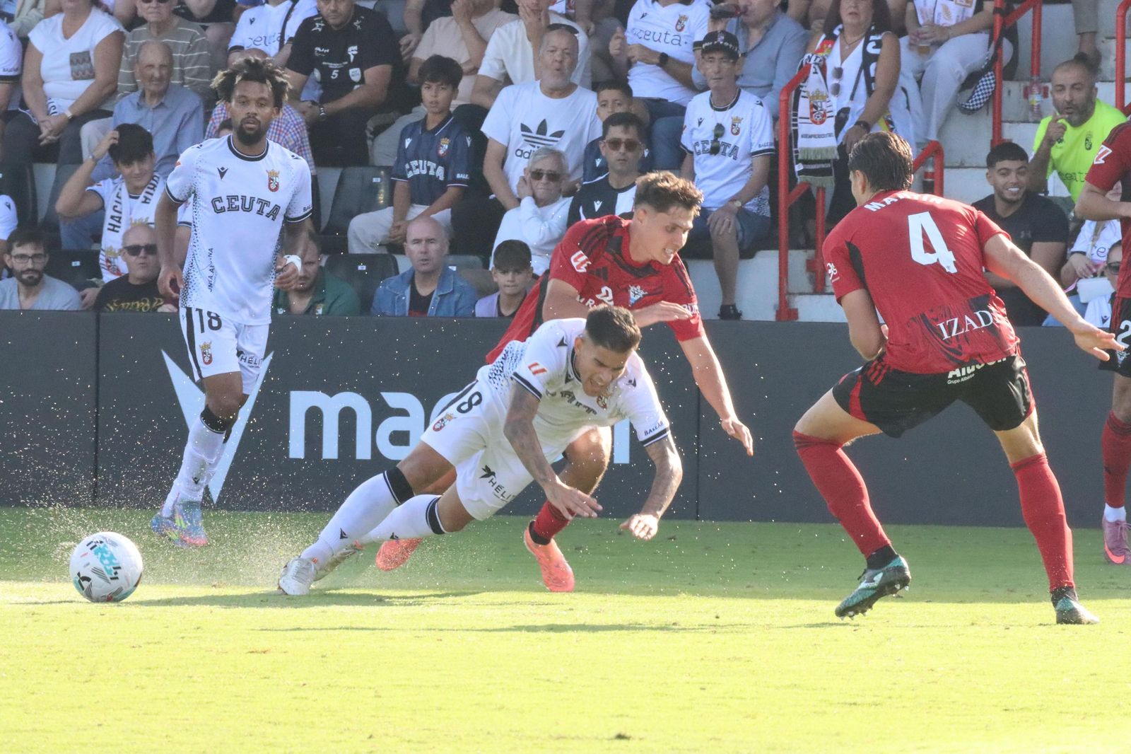 El Ceuta pone la directa ante el Mirandés: resumen en fotos
