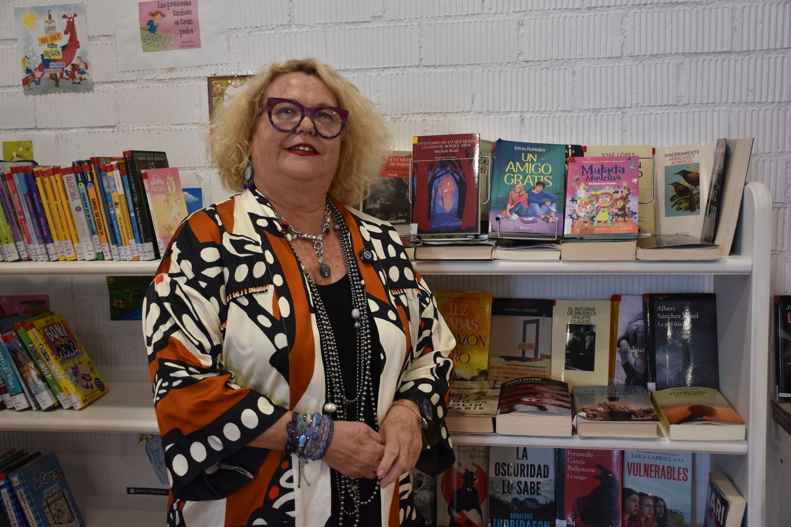 Yolanda Carbonell posa con las recomendaciones literarias del lunes literario número 10