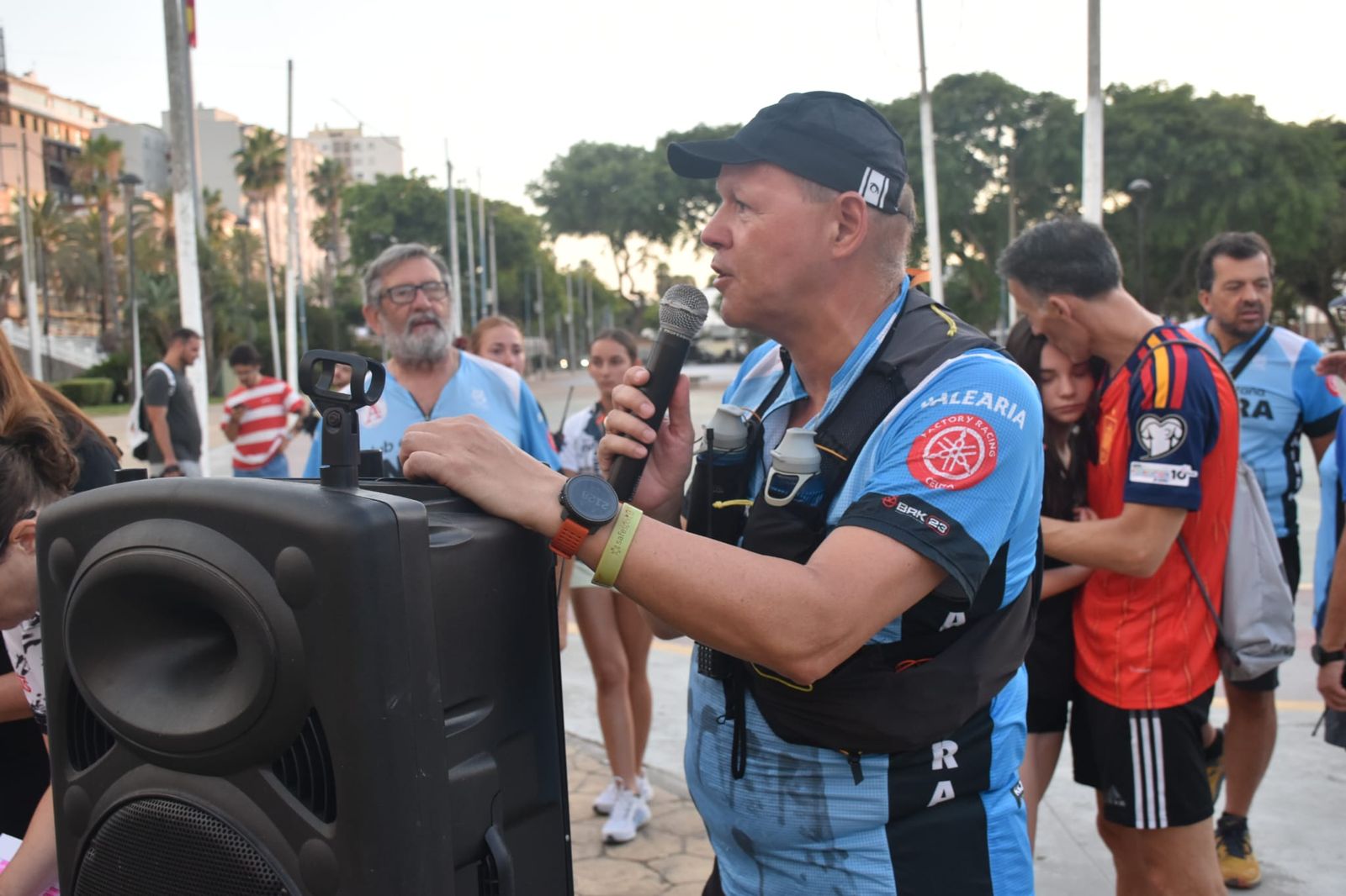 Decenas de senderistas llenan de luz y deporte la XVIII Marcha Nocturna Familiar de Ceuta