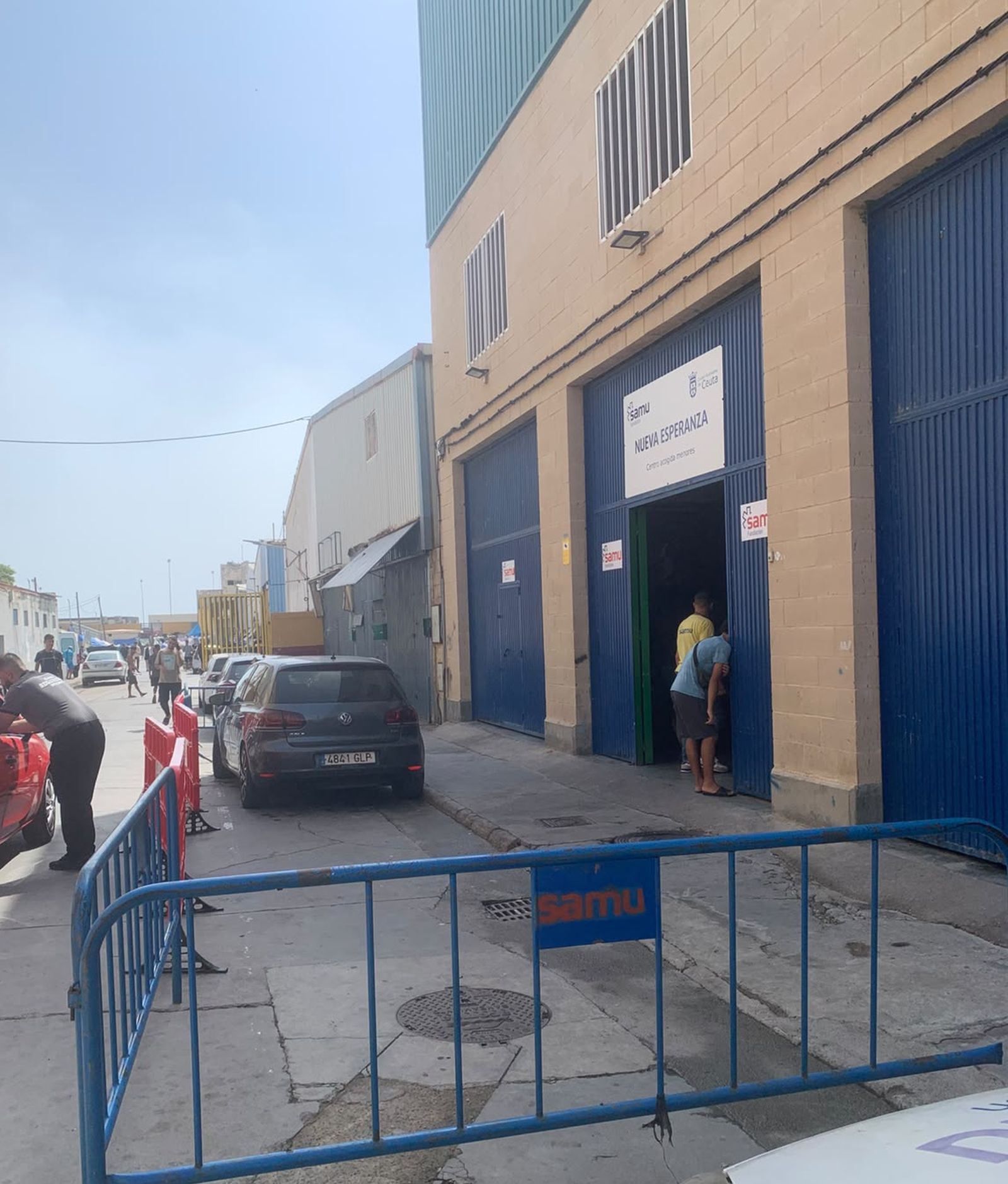 Puerta del centro de acogida de menores Nueva Esperanza.