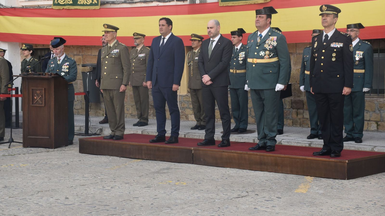 Autoridades políticas y guardias civiles durante el acto