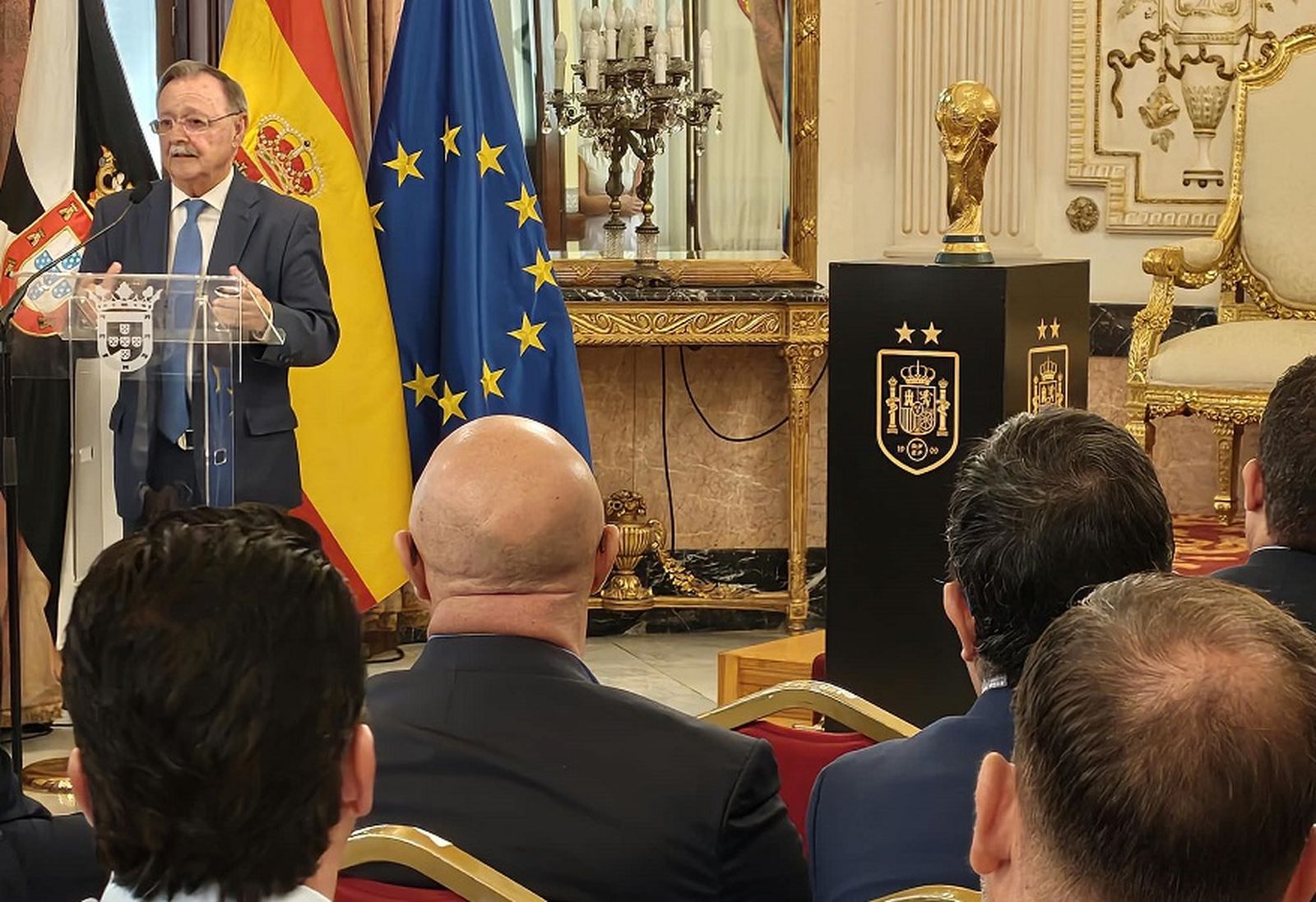 El presidente Juan Vivas durante el acto del recibimiento de la Copa del Mundo