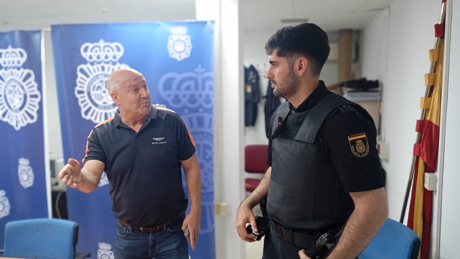 Ambos agentes dialogan durante la entrevista