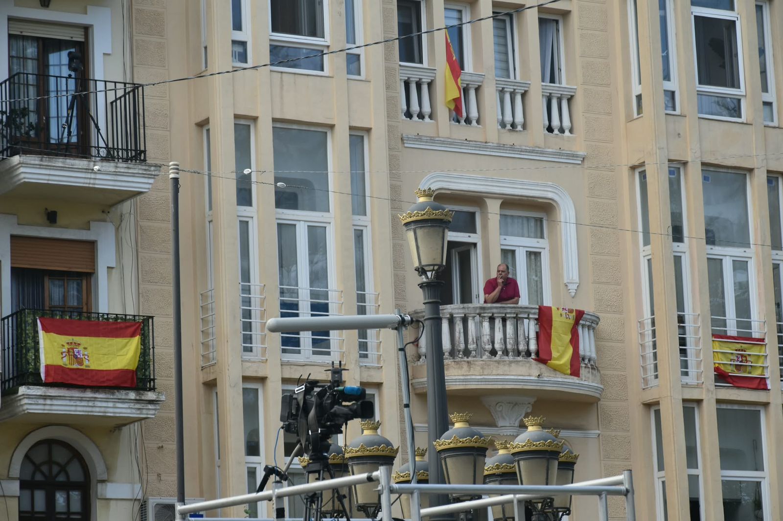 Los Reyes muestran su cercanía a los ceutíes nada más llegar a la ciudad