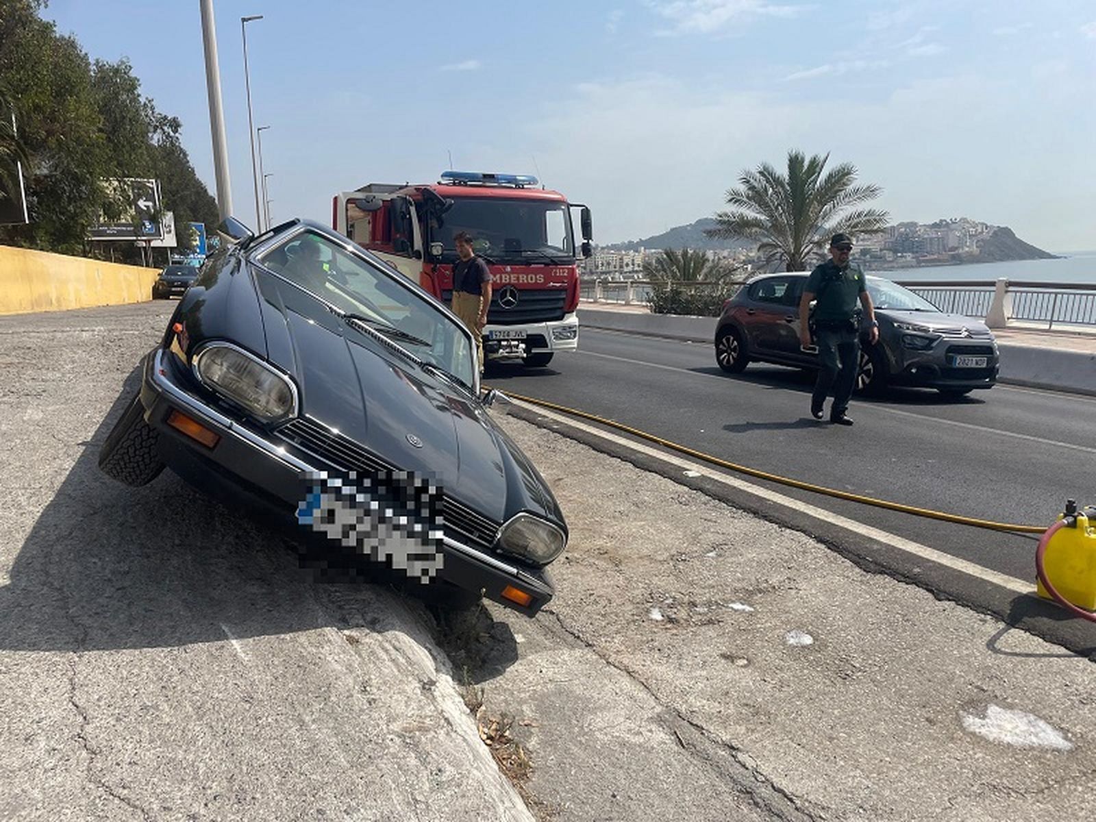 Efectivos de Bomberos y la Guardia Civil trabajan en el Chorrillo por el accidente ocurrido con el jaguar. / FOTO REDUAN
