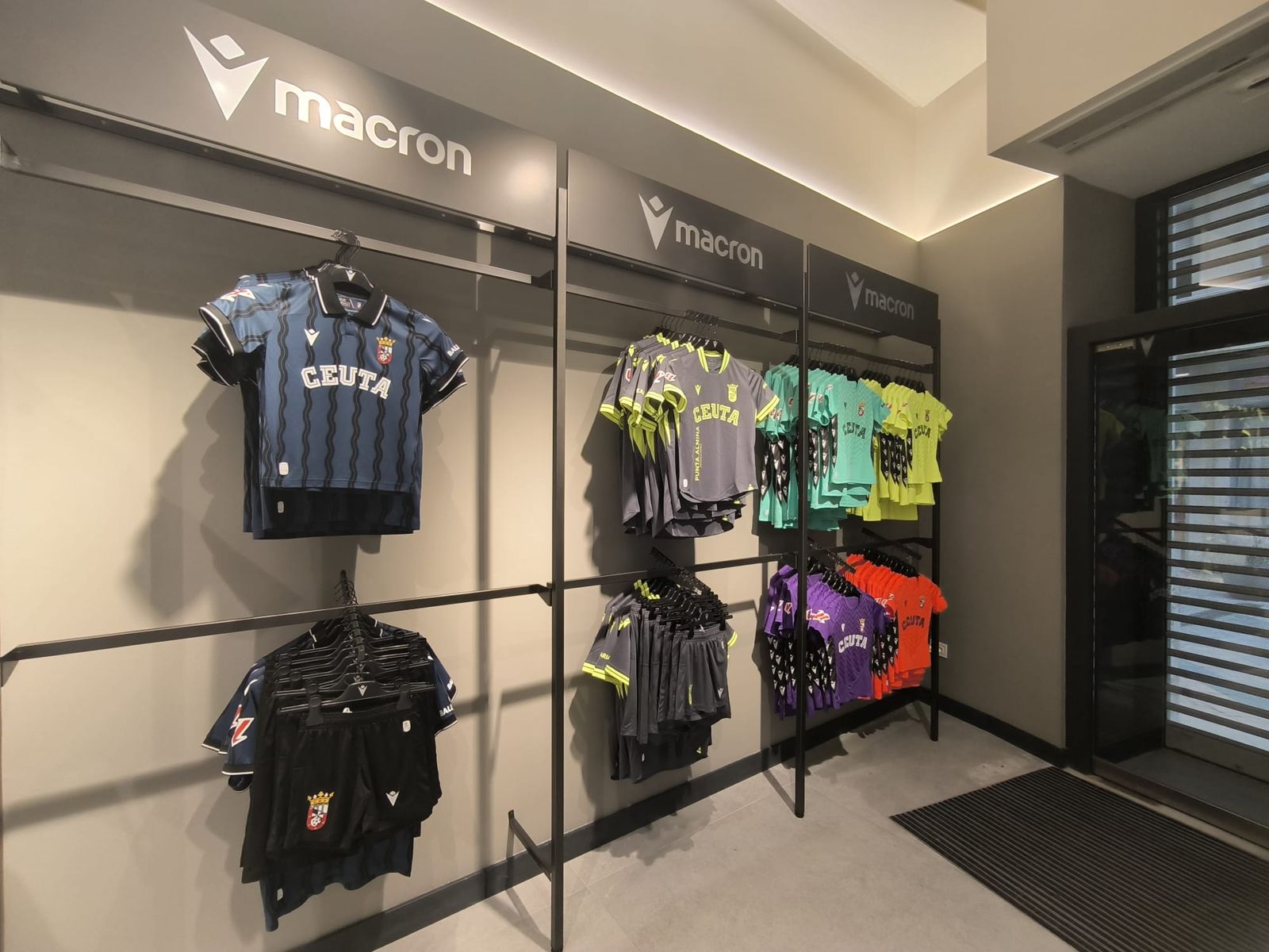 La AD Ceuta inaugura su nueva tienda con la presencia de Vivas y Luhay