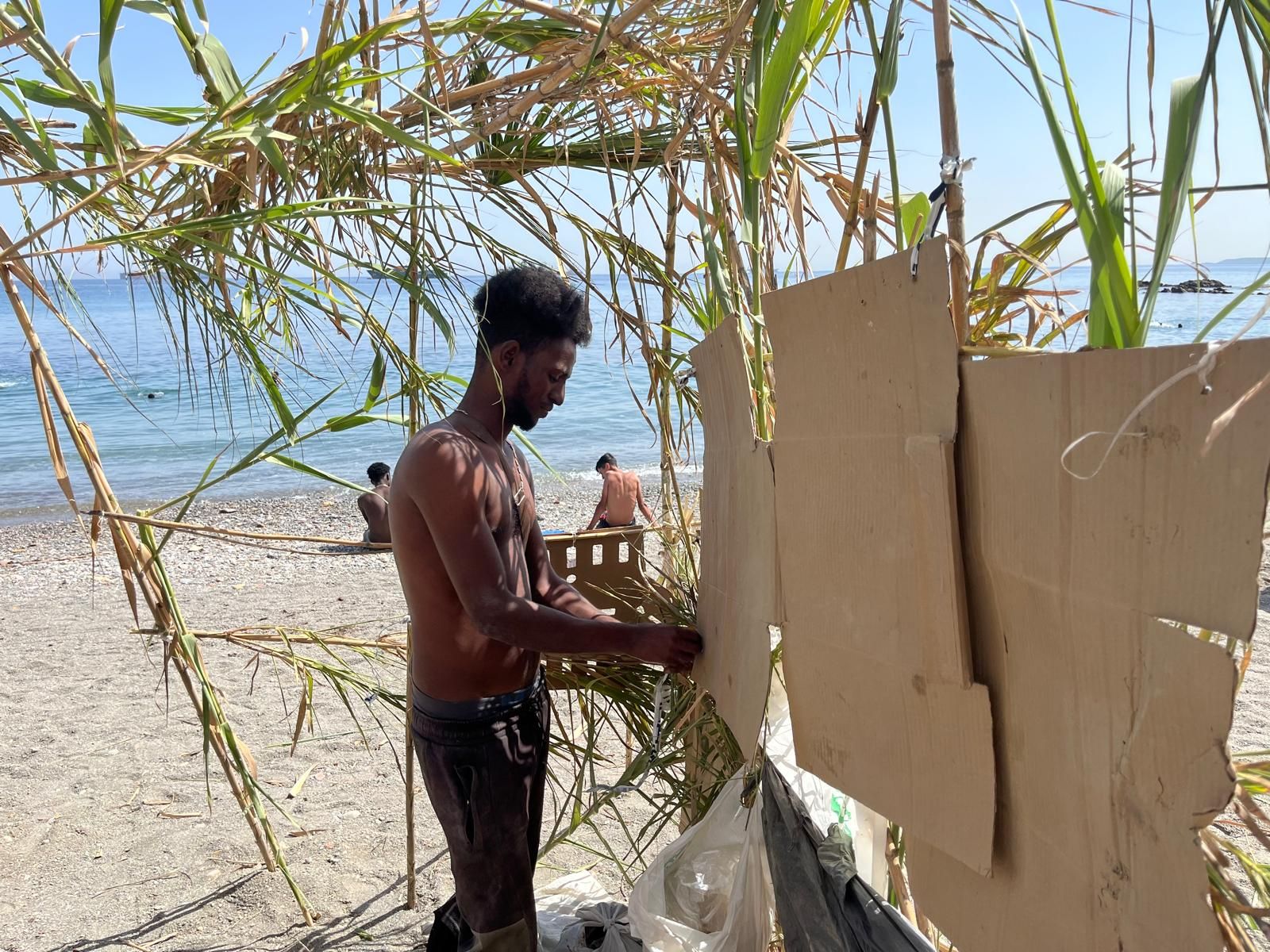 La Playa del Trampolín se llena de chozas como refugio de los migrantes