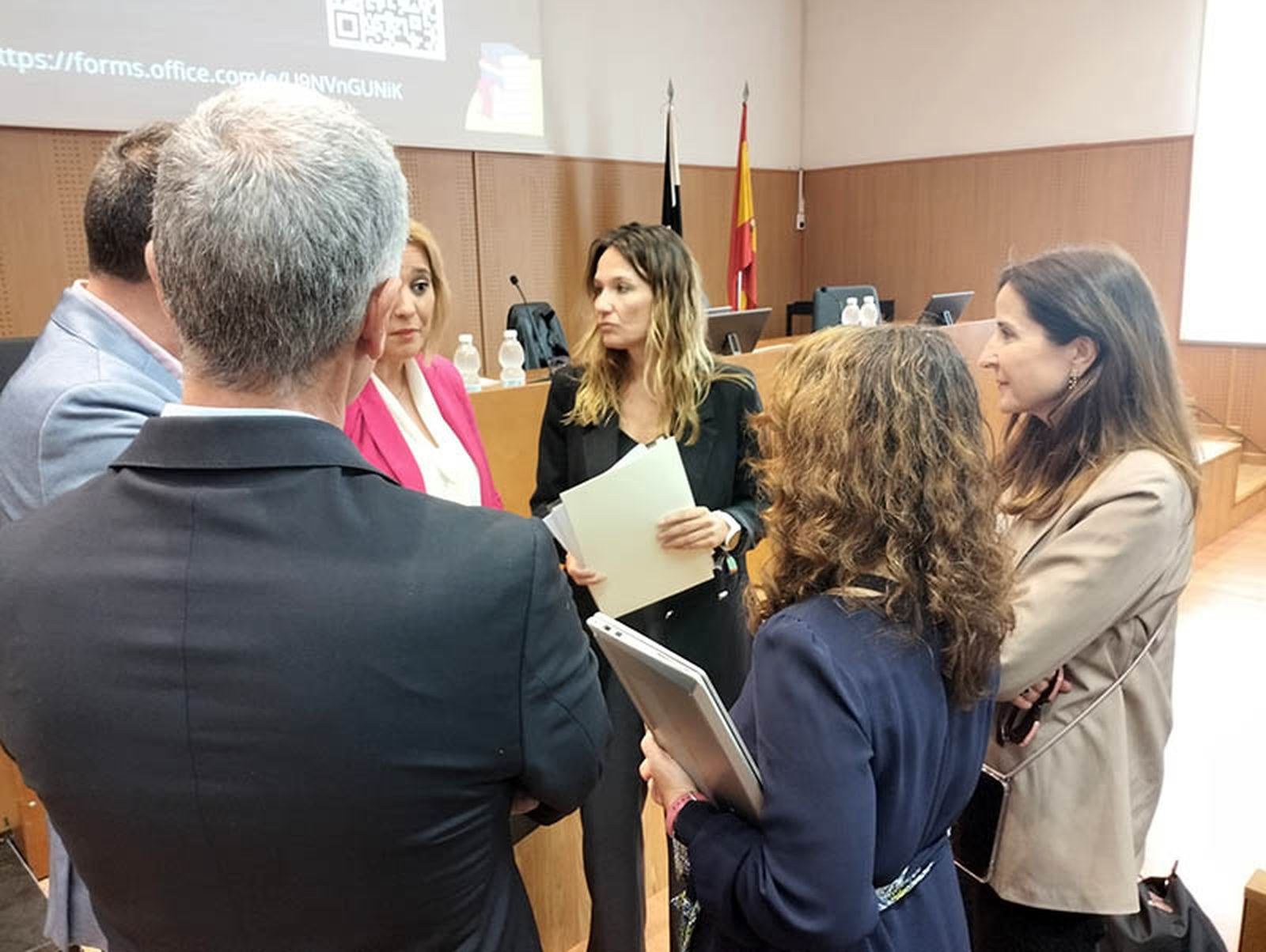 Tejadillos, en el centro, departe con un grupo de docentes ante la mirada de Señor/FOTO EL PUEBLO