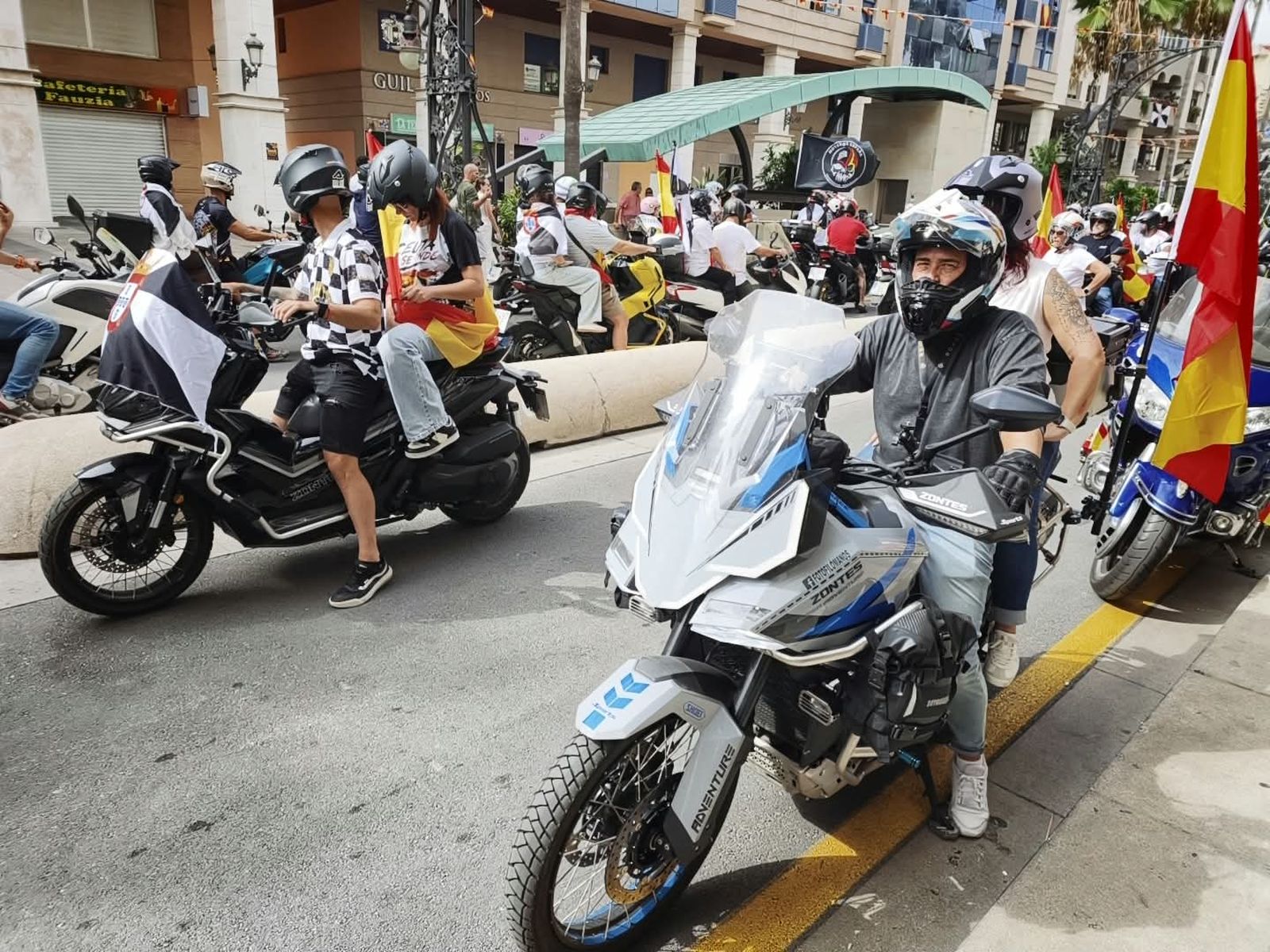 Cientos de motoristas se manifiestan por las calles de Ceuta