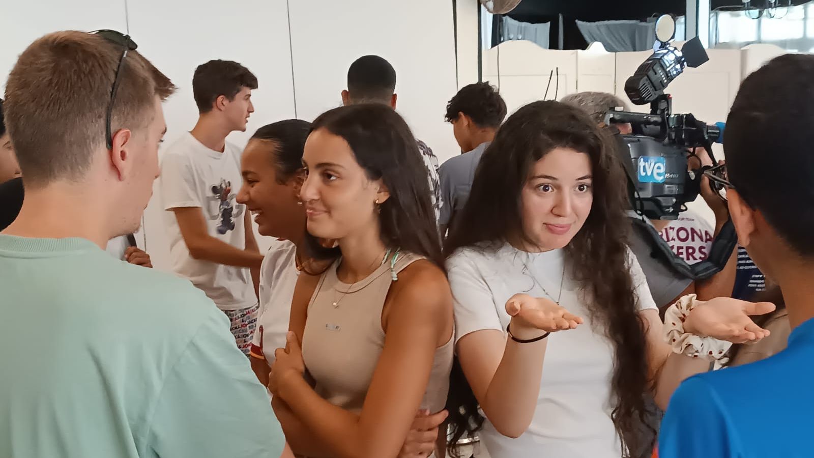Chicos y chicas interactúan entre ellos
