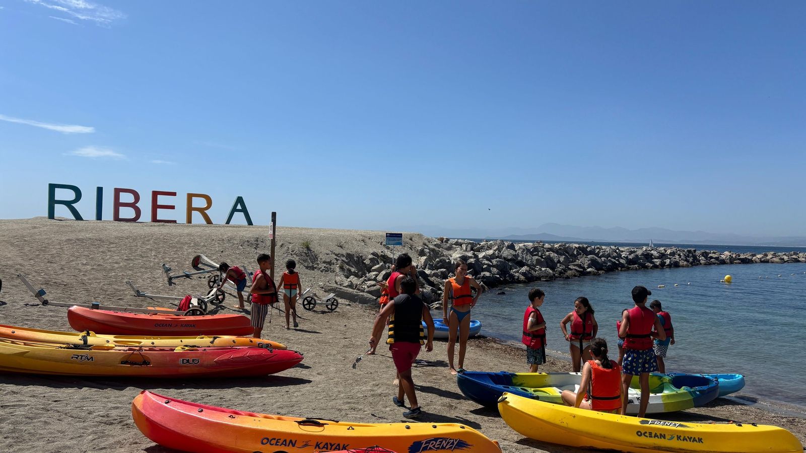 El campamento de Ceuta Kayak convierte el mar en un aula de deporte y compañerismo