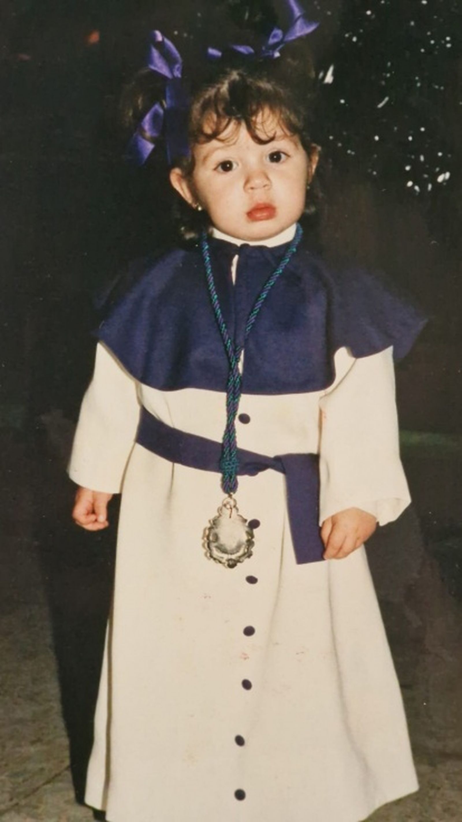 Andrea Fernández durante uno de los primeros años en la procesión de su hermandad. / FOTO CEDIDA