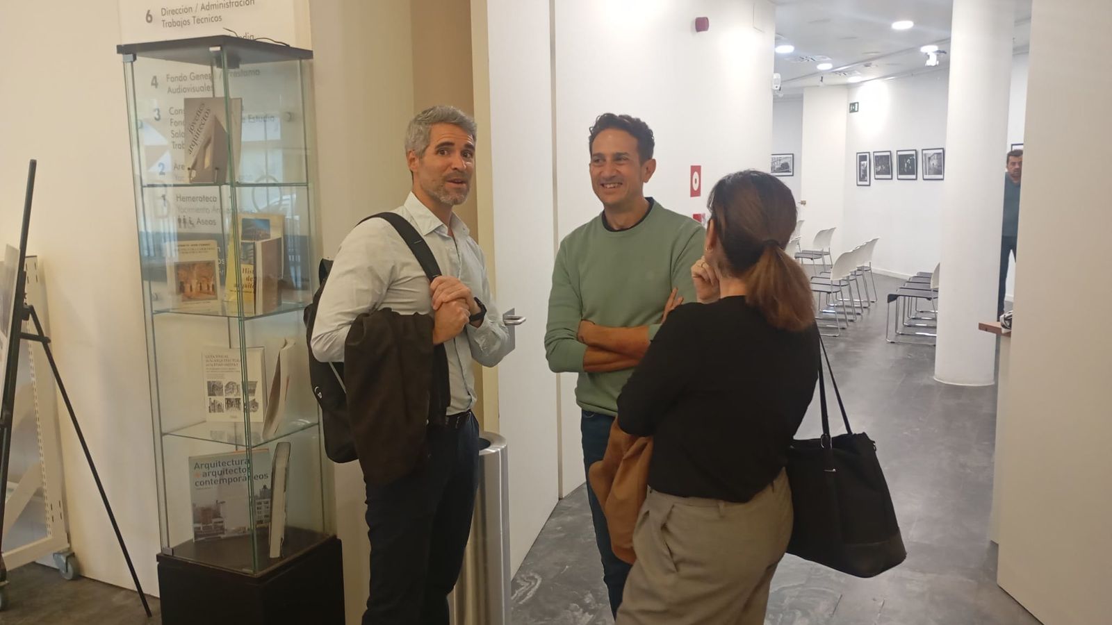 José Moya, ex decano del Colegio, charla con dos asistentes a las jornadas