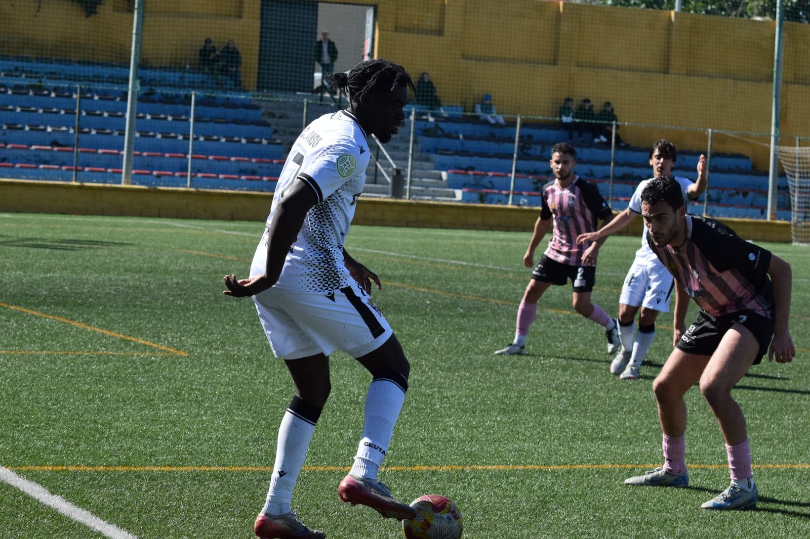 (1-1) Repartod de puntos entre la AD Ceuta B y el Bollullos