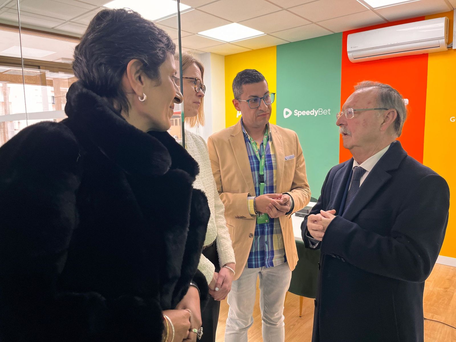 El presidente Juan Vivas y la consejera Kissy Chandiramani conversan con los directivos de PAF Daniela Johansson y Brahim Aslimani