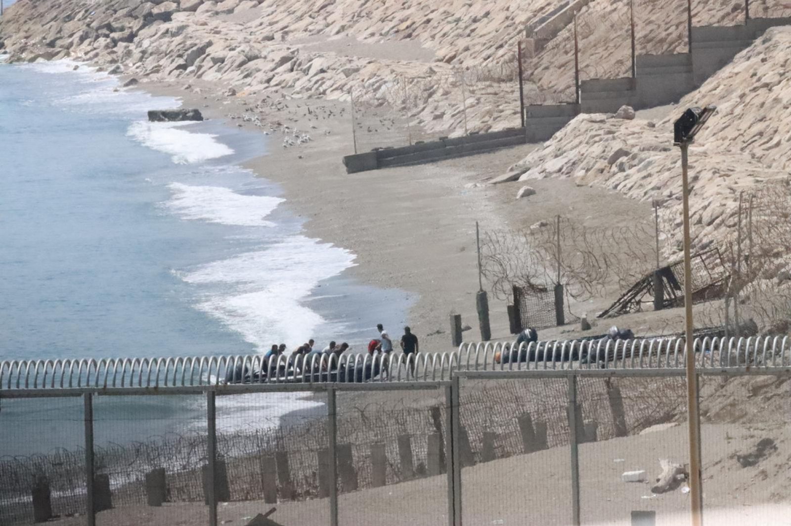 Imagen de la frontera de El Tarajal en la mañana de este domingo. / FOTO REDUAN