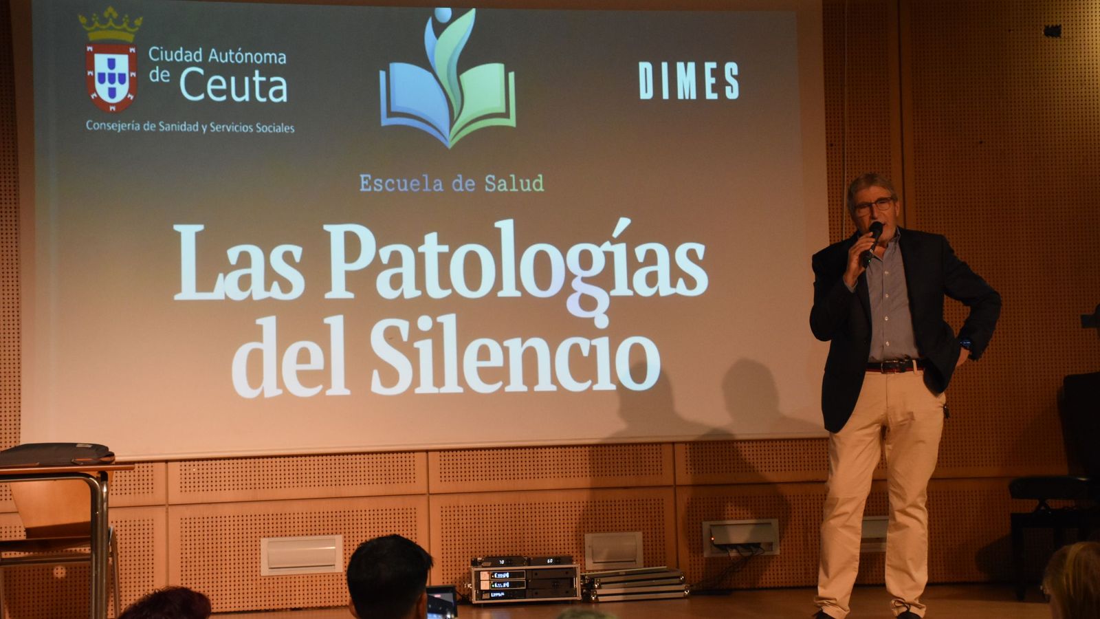 El responsable de la Escuela de Salud, José María Sánchez Jordán, organizador de la jornada 'Las patologías del silencio', durante la presentación del acto
