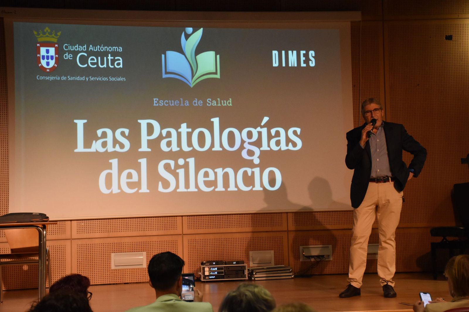 El responsable de la Escuela de Salud, José María Sánchez Jordán, organizador de la jornada 'Las patologías del silencio' durante uno de los eventos