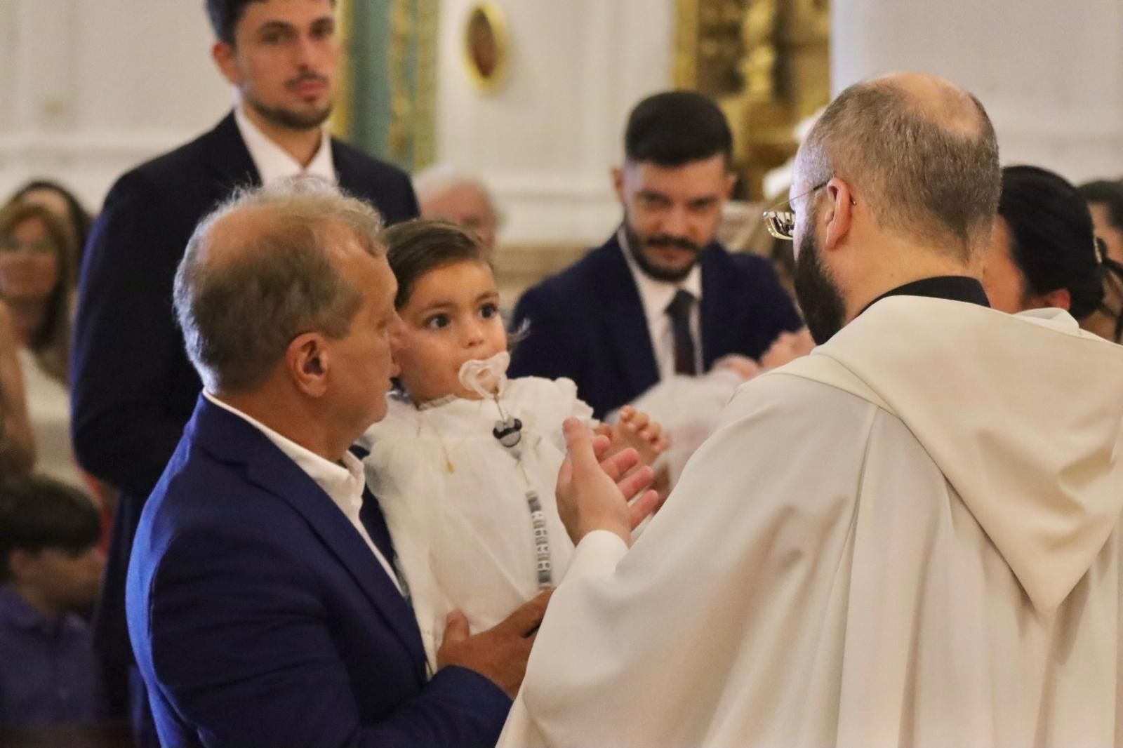 Gabriela, Manuel y Jimena reciben el Sacramento del Bautismo en el Santuario
