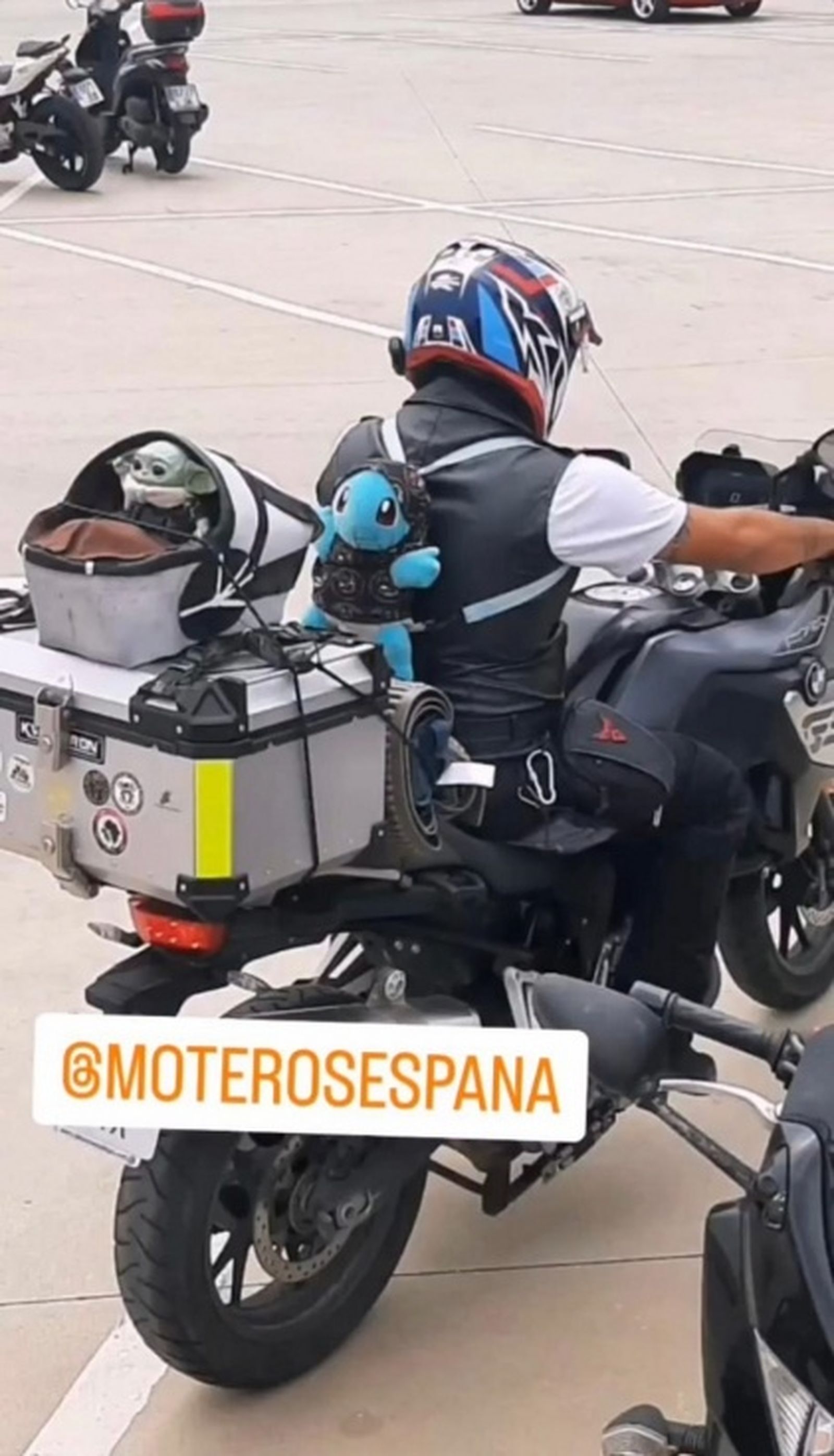 Roberto lleva siempre sobre el cofre de su moto un Baby Yoda. / FOTO CEDIDA
