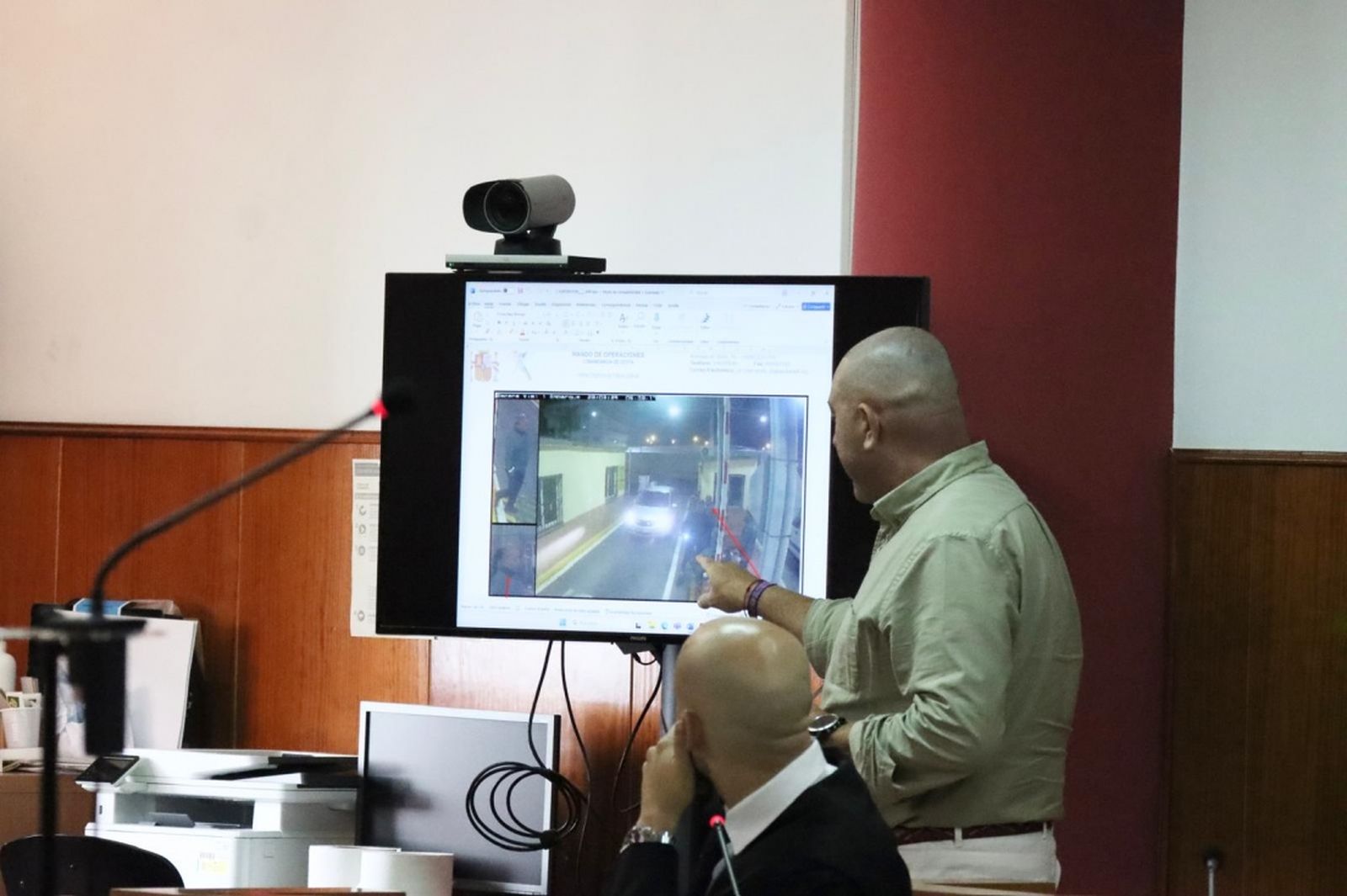El agente señalando una imagen en la pantalla de la Audiencia Provincial. / FOTO REDUAN