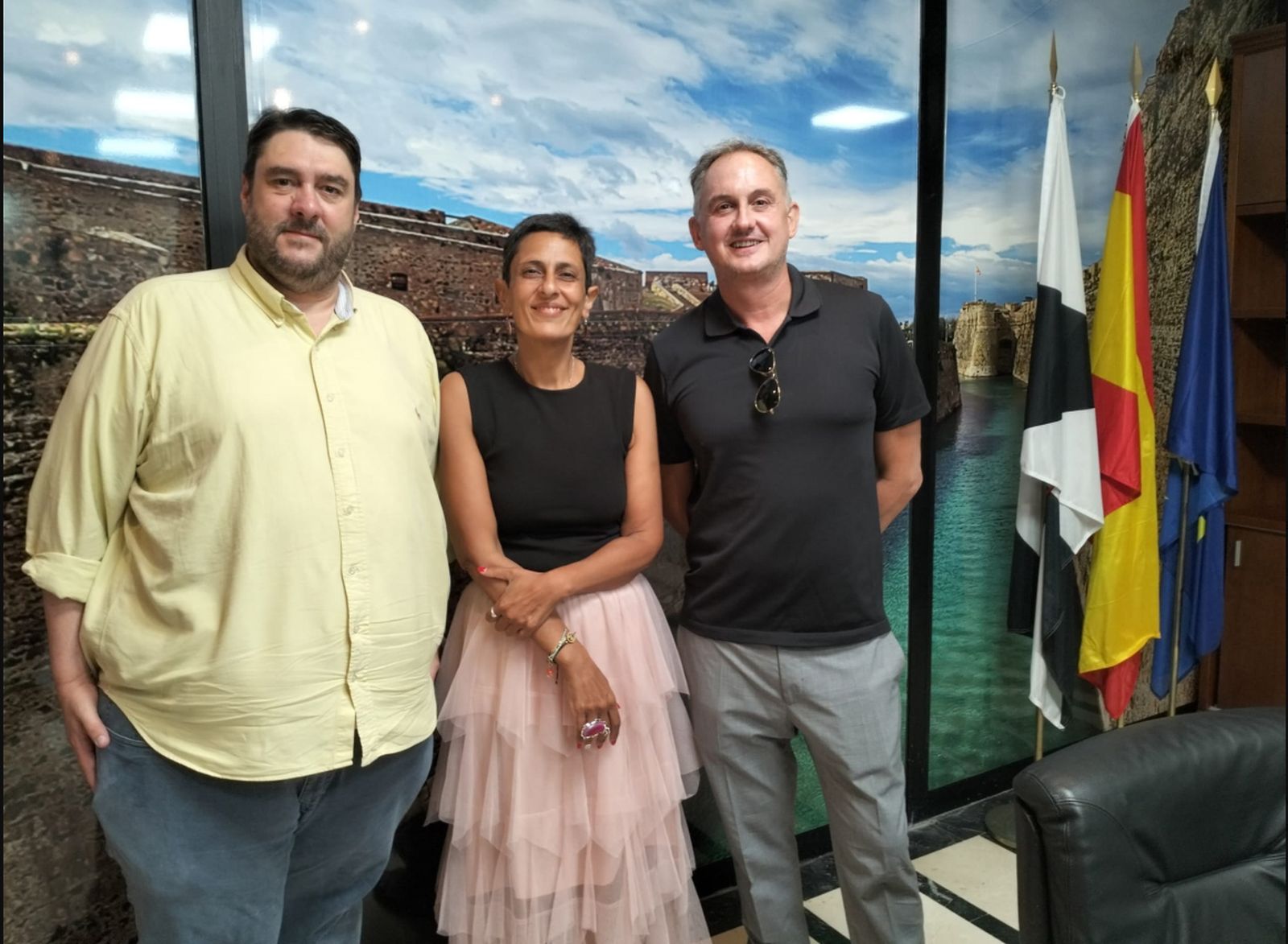 El director de la Fundación, José Luis Dessy, la consejera Kissy Chandiramani y el representante ceutí en el patronato de la entidad, Juan Manuel de la Torre