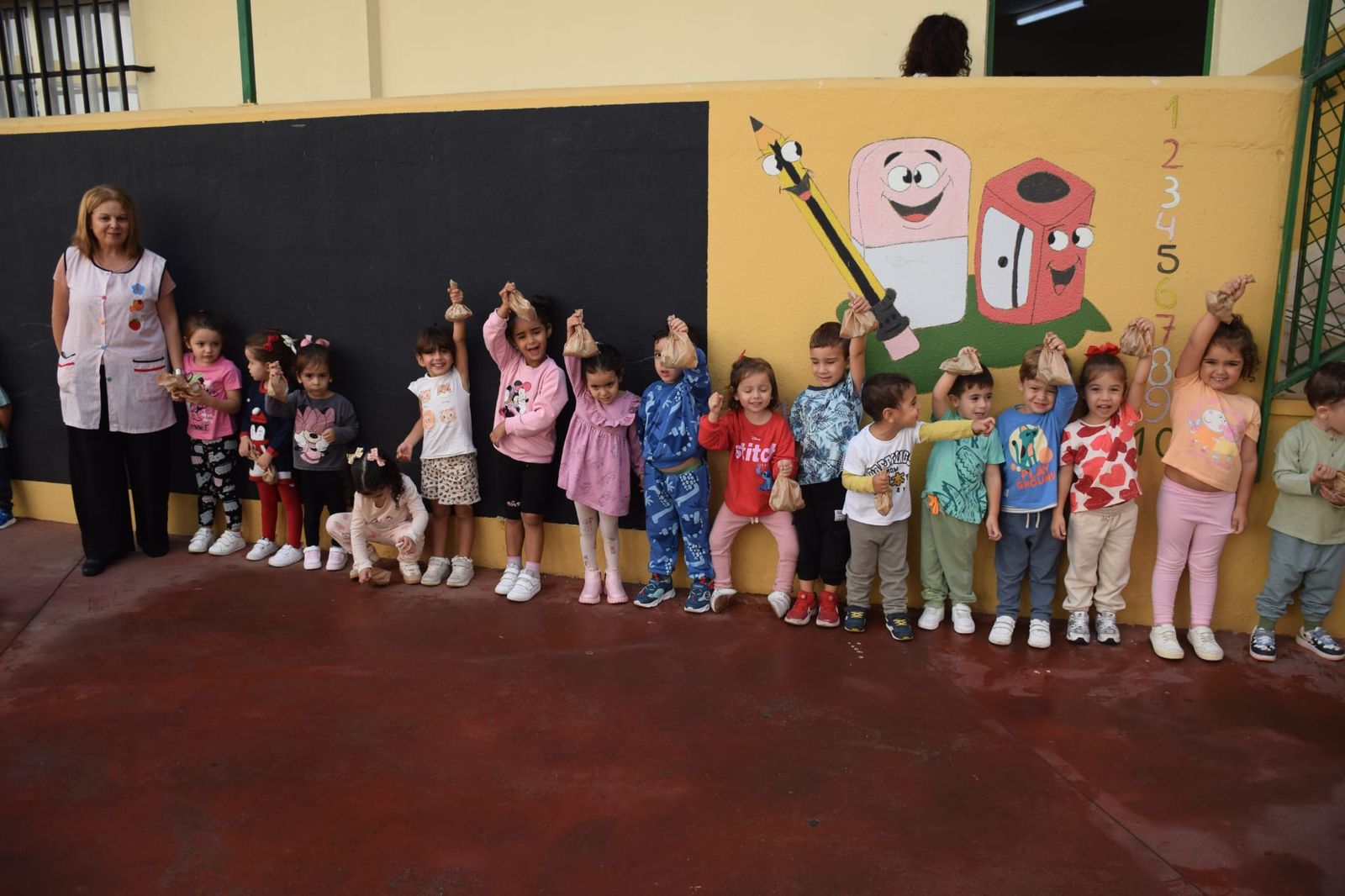 FOTGALERÍA | El Castañero visita el CEIP Ortega y Gasset y continúa su ruta por varios colegios de Ceuta