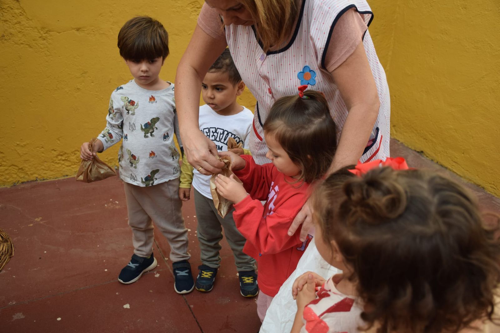 FOTGALERÍA | El Castañero visita el CEIP Ortega y Gasset y continúa su ruta por varios colegios de Ceuta