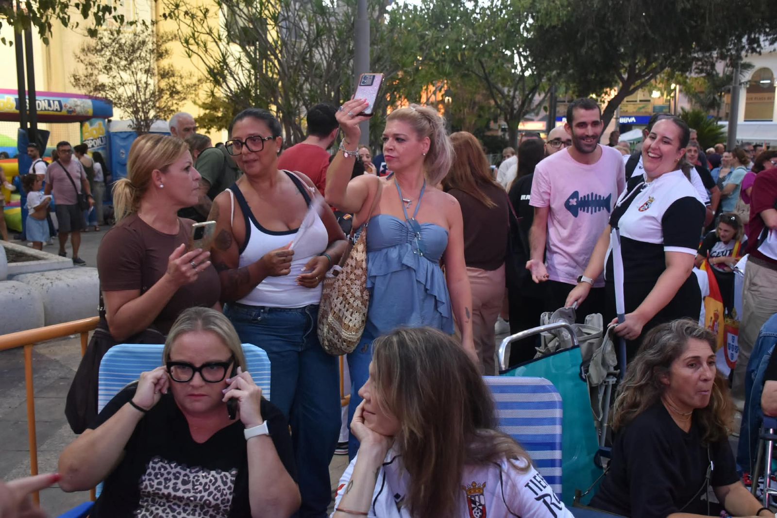 La Plaza de los Reyes se convierte en un gran salón para arropar a Vivas